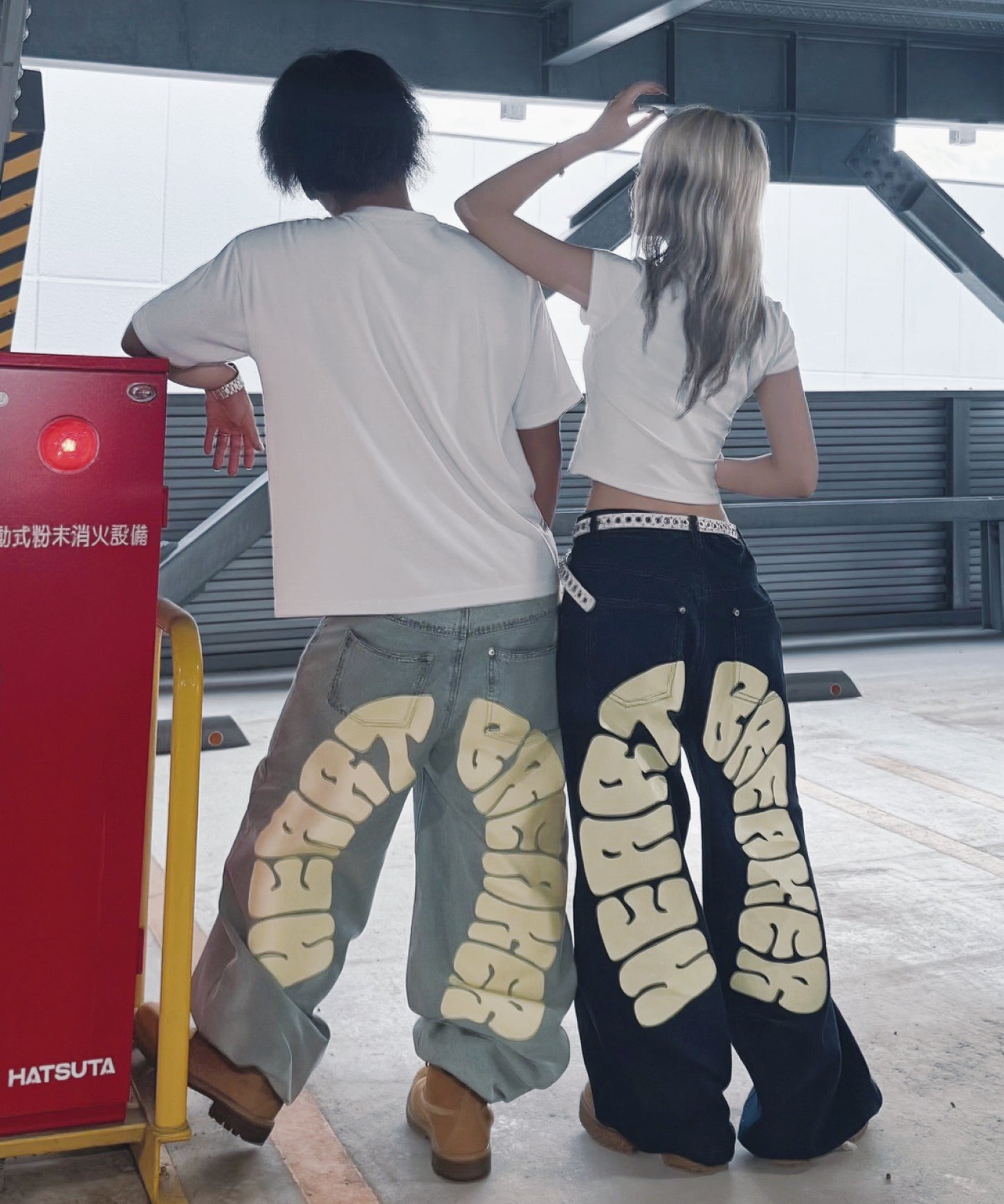 バックアーチロゴデニムパンツ