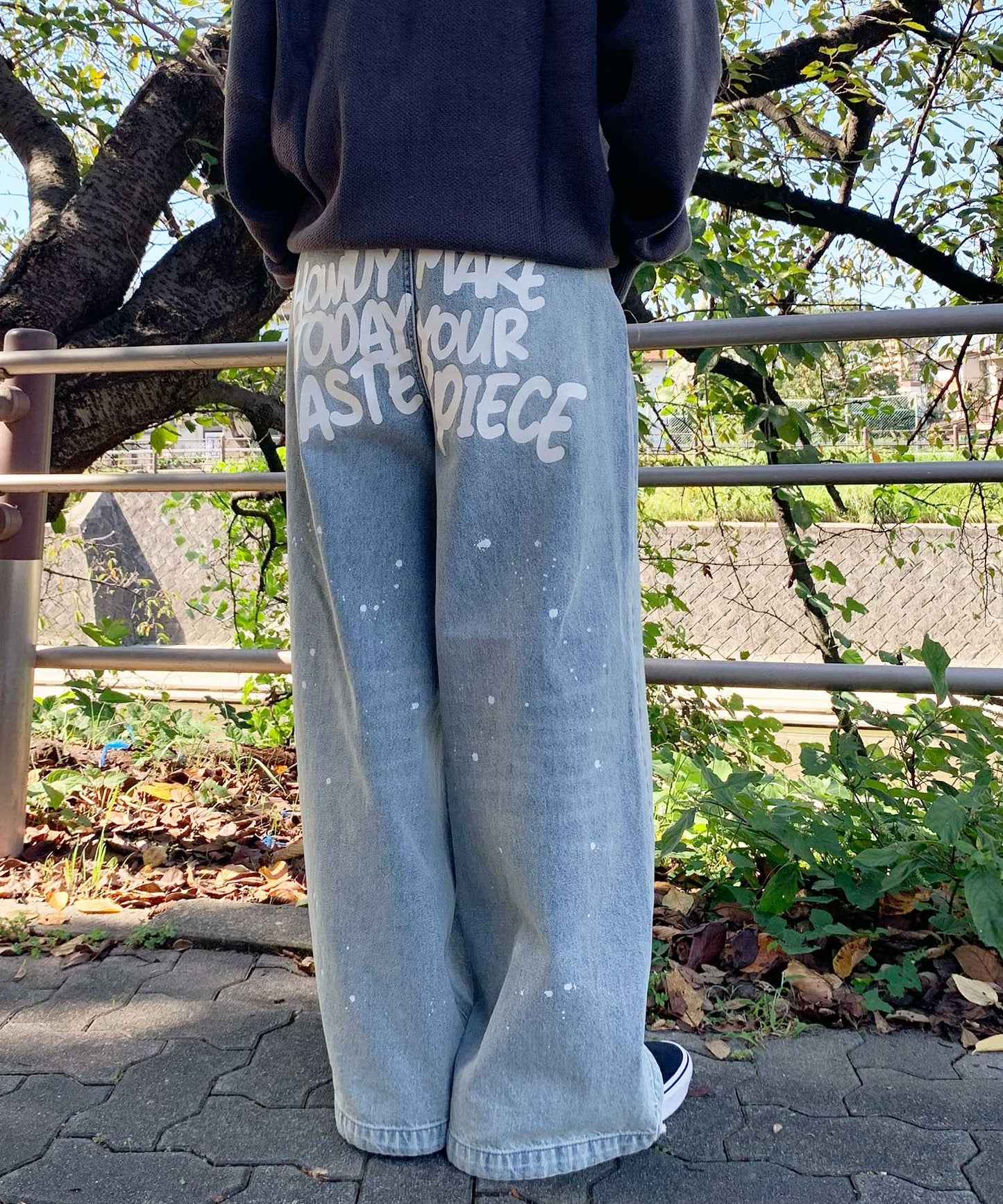 バックプリントバギーパンツ