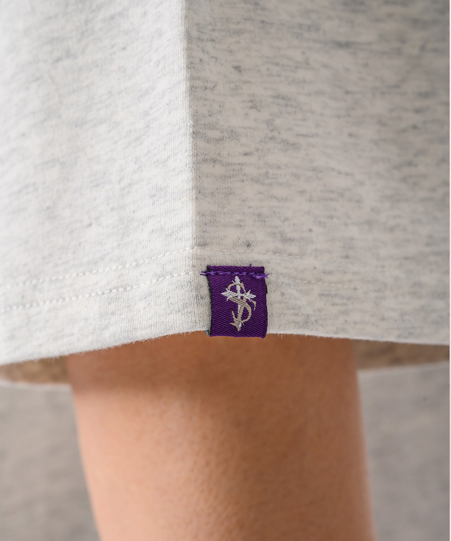 サガラ刺繍マルチカラーロゴTシャツ