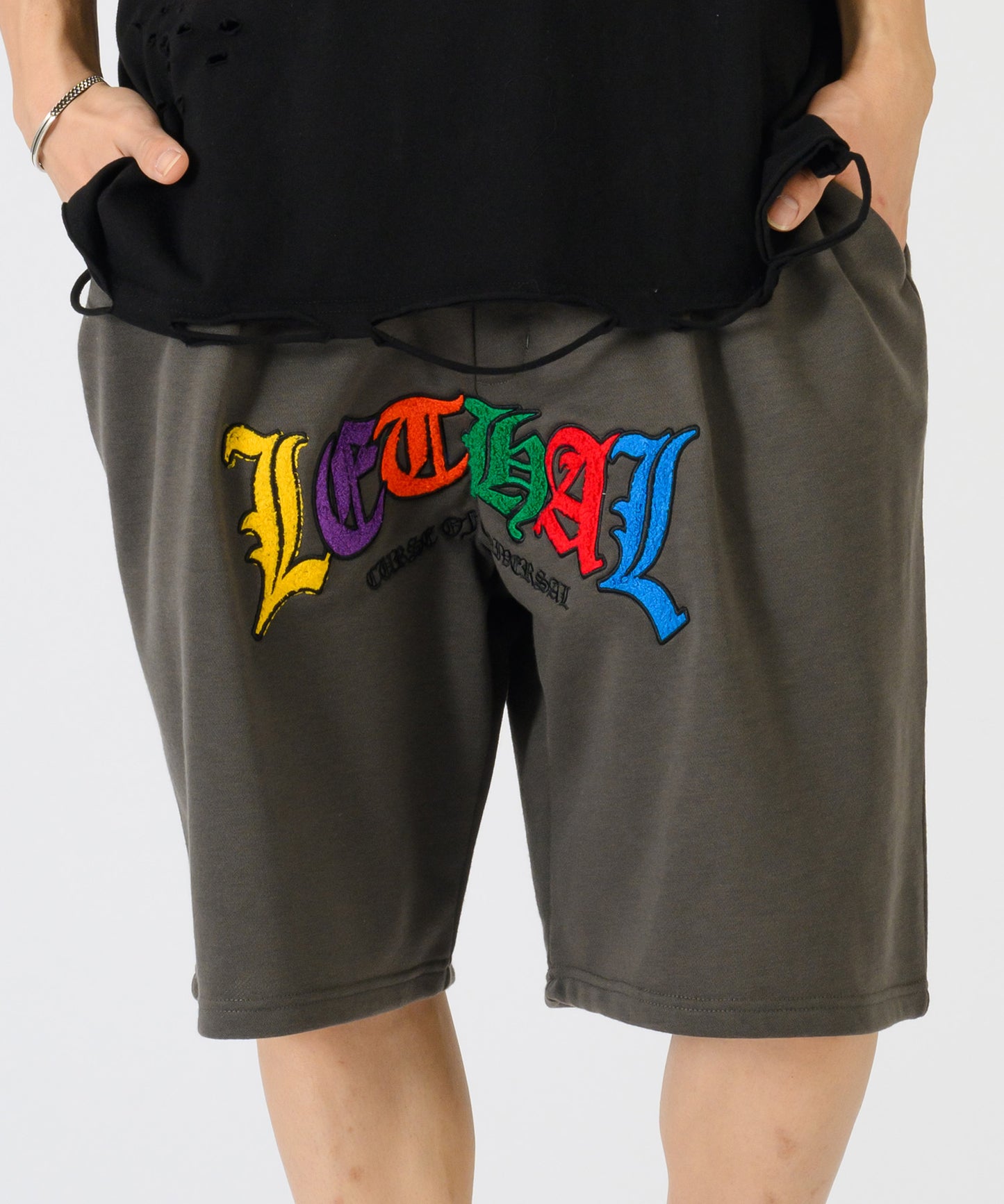 サガラ刺繍マルチカラーショートパンツ