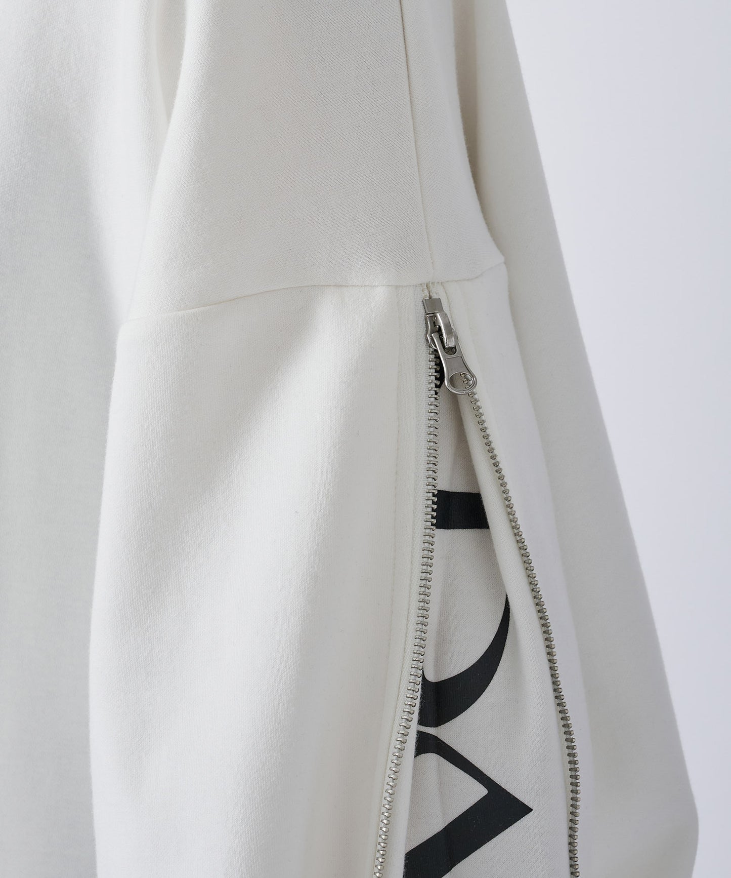 袖ジッププルパーカー