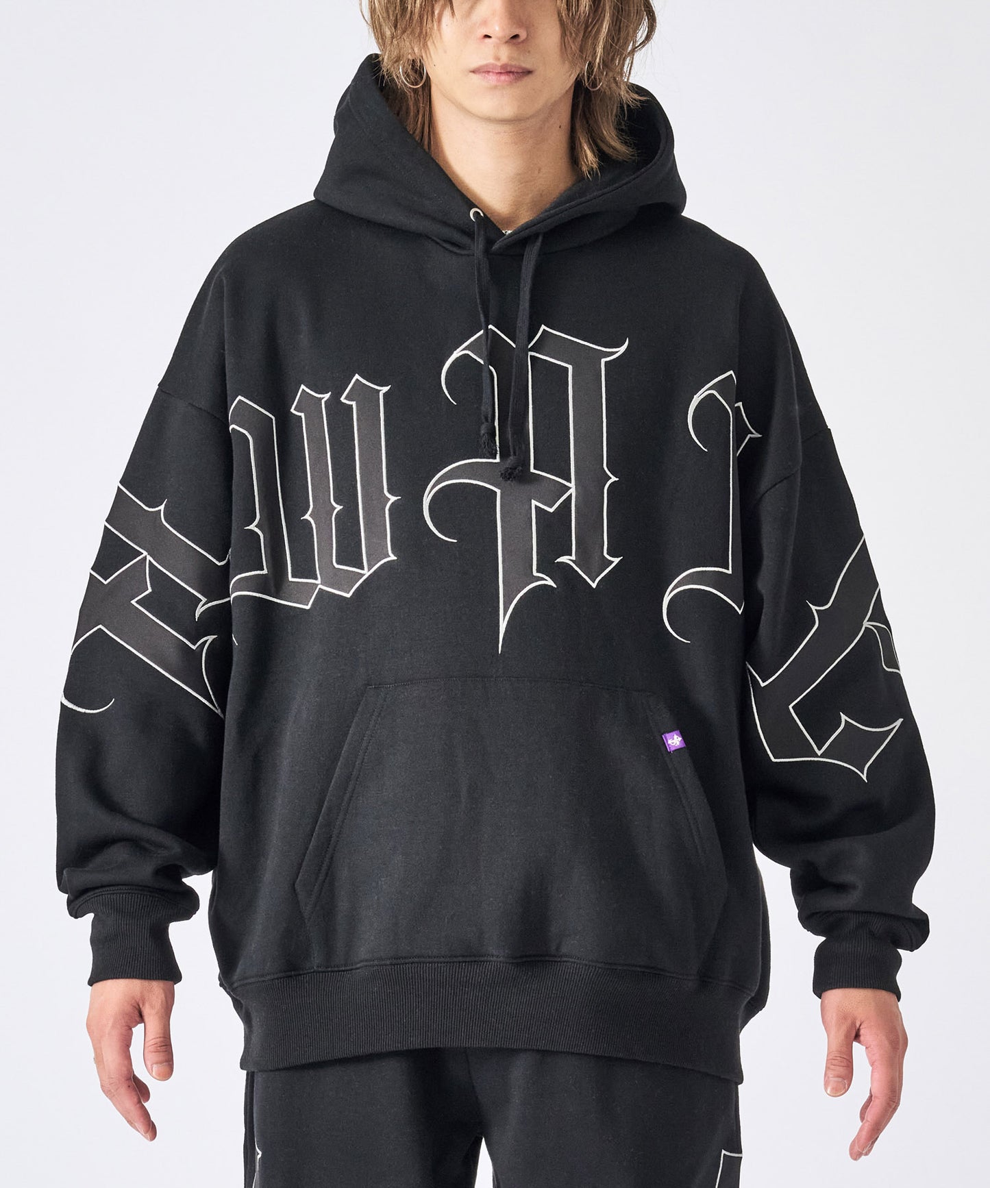 ビッグロゴ刺繍プルオーバーパーカー