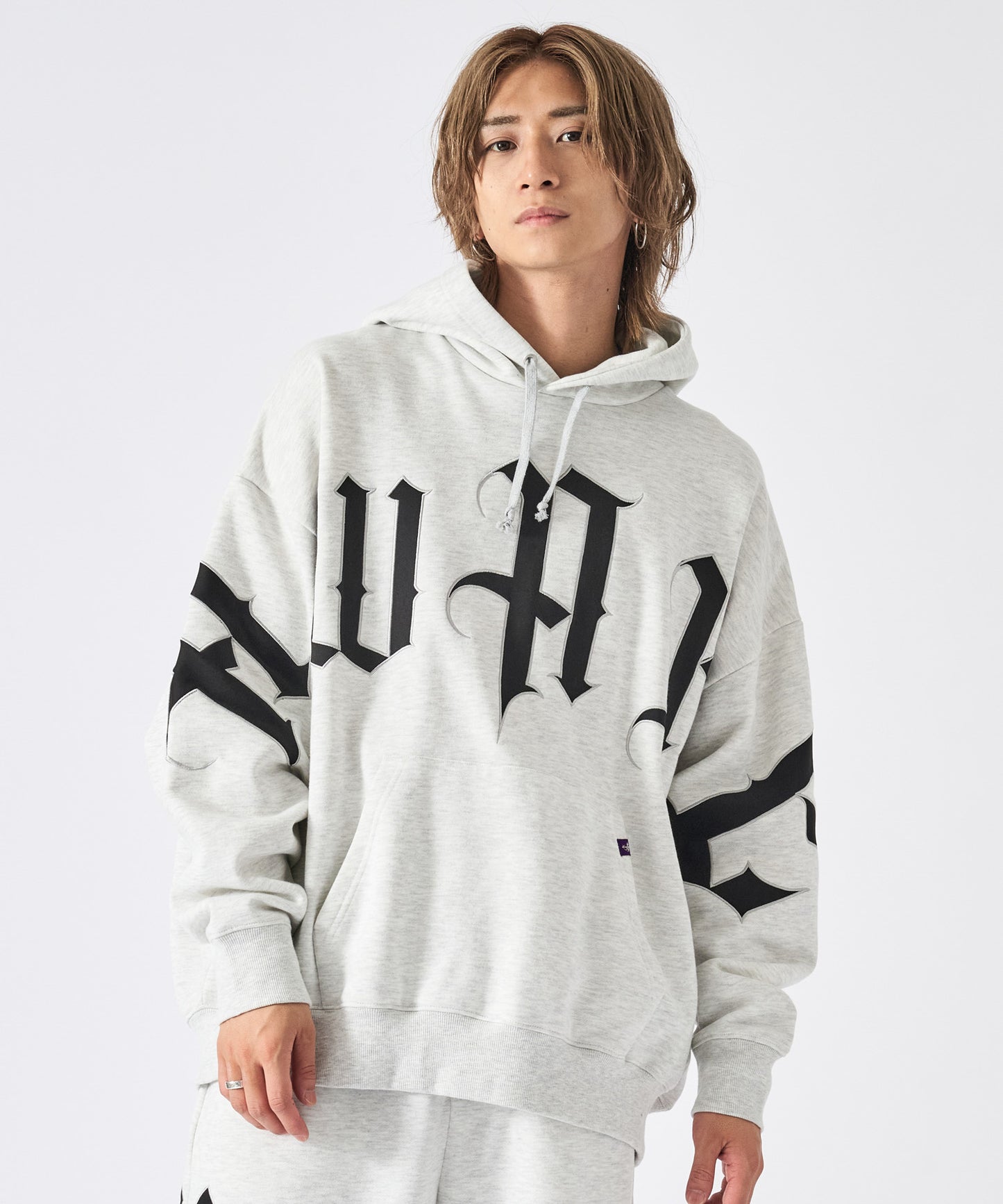 ビッグロゴ刺繍プルオーバーパーカー