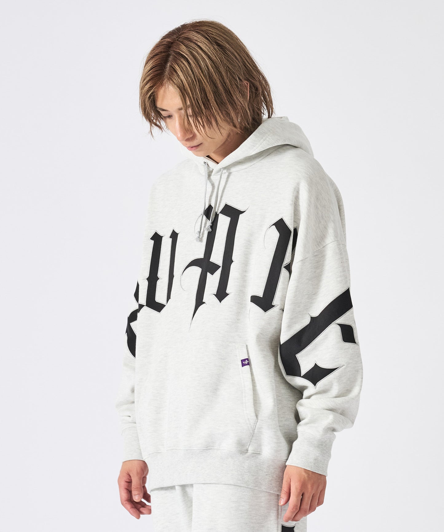 ビッグロゴ刺繍プルオーバーパーカー