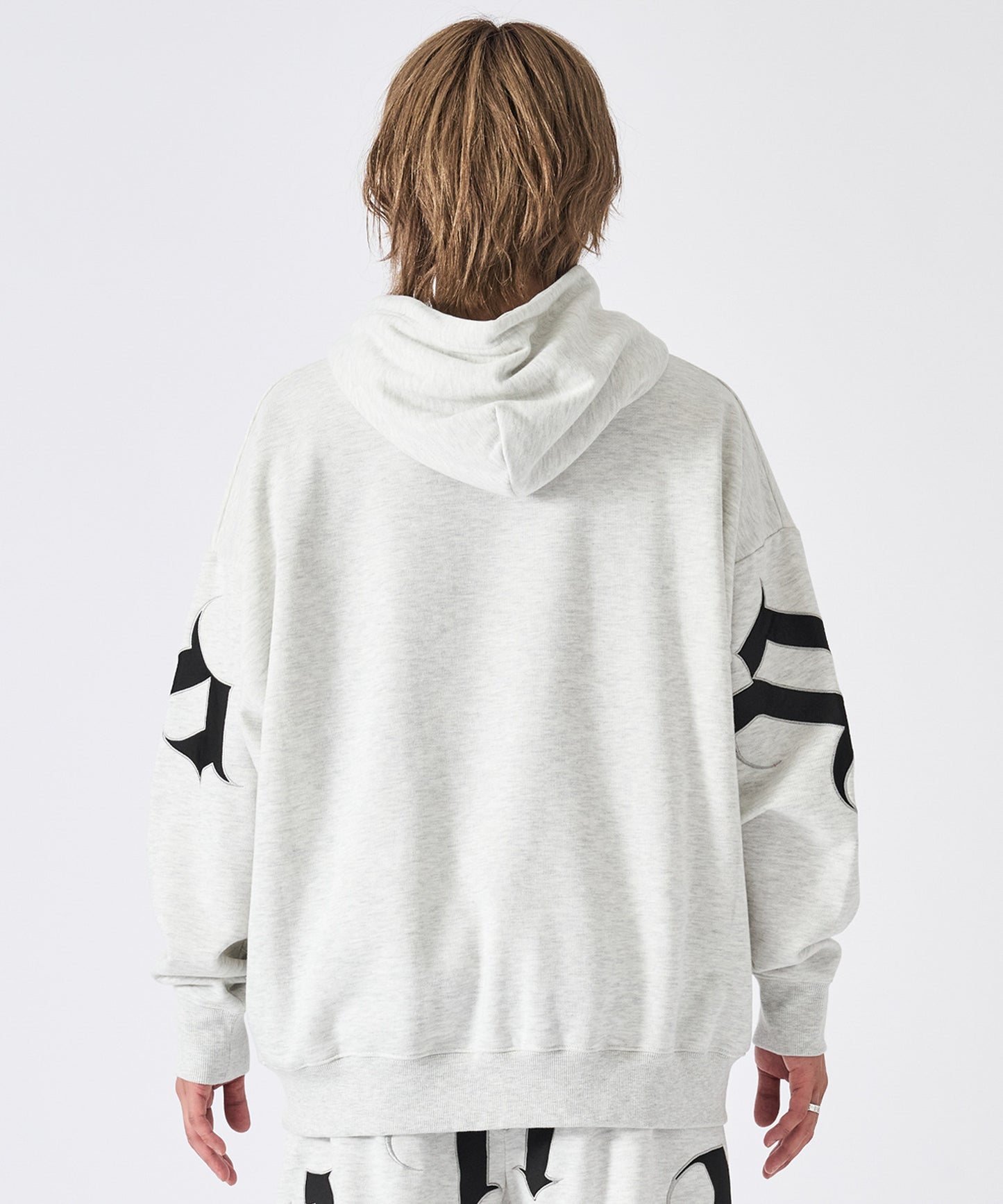 ビッグロゴ刺繍プルオーバーパーカー