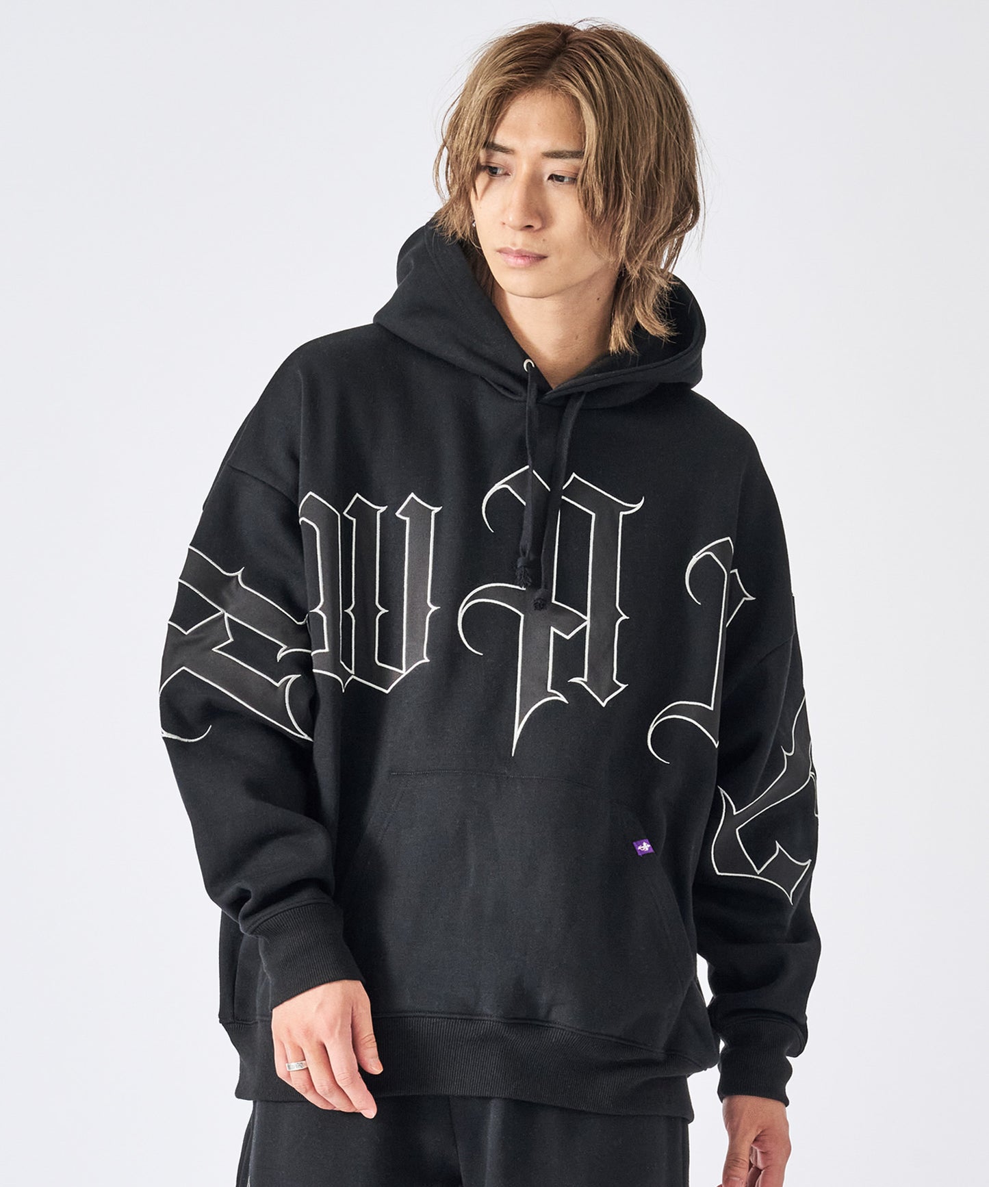 ビッグロゴ刺繍プルオーバーパーカー