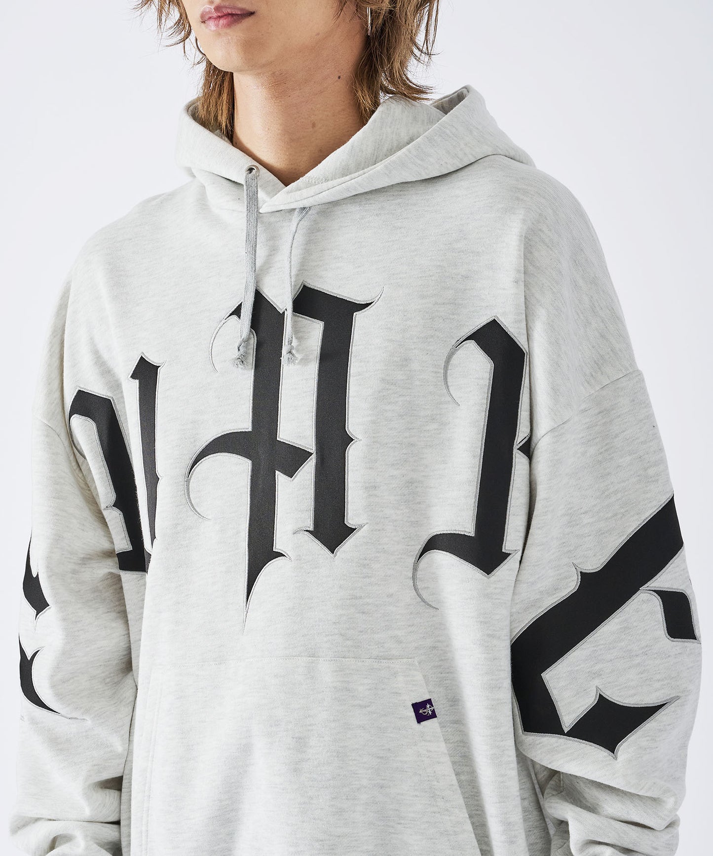 ビッグロゴ刺繍プルオーバーパーカー