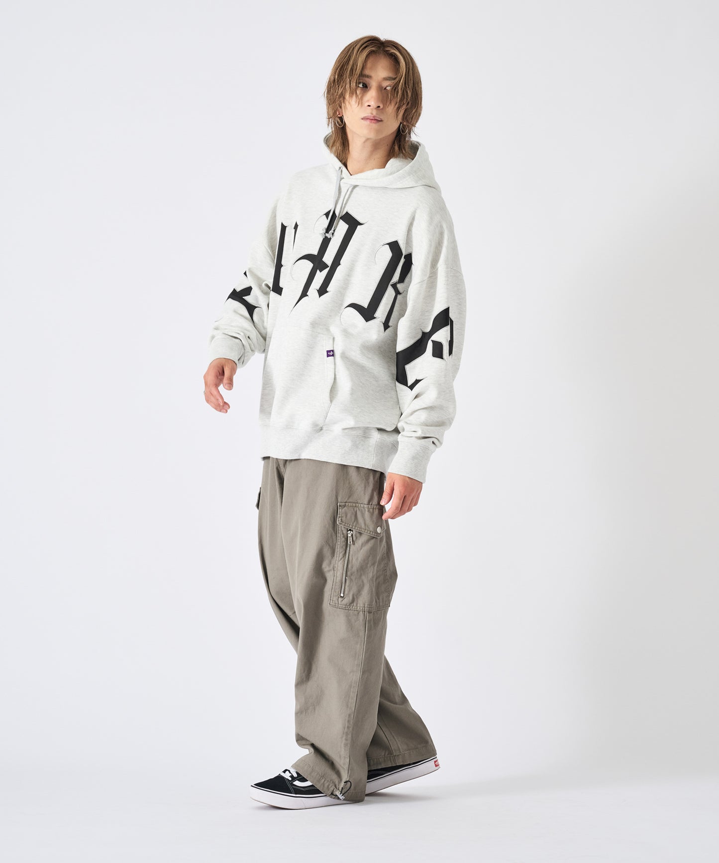 ビッグロゴ刺繍プルオーバーパーカー