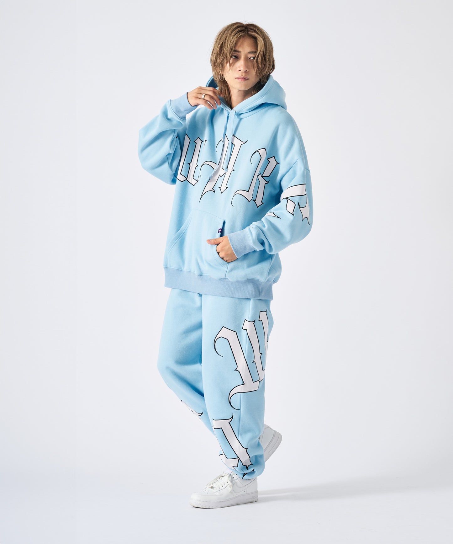 ビッグロゴ刺繍プルオーバーパーカー