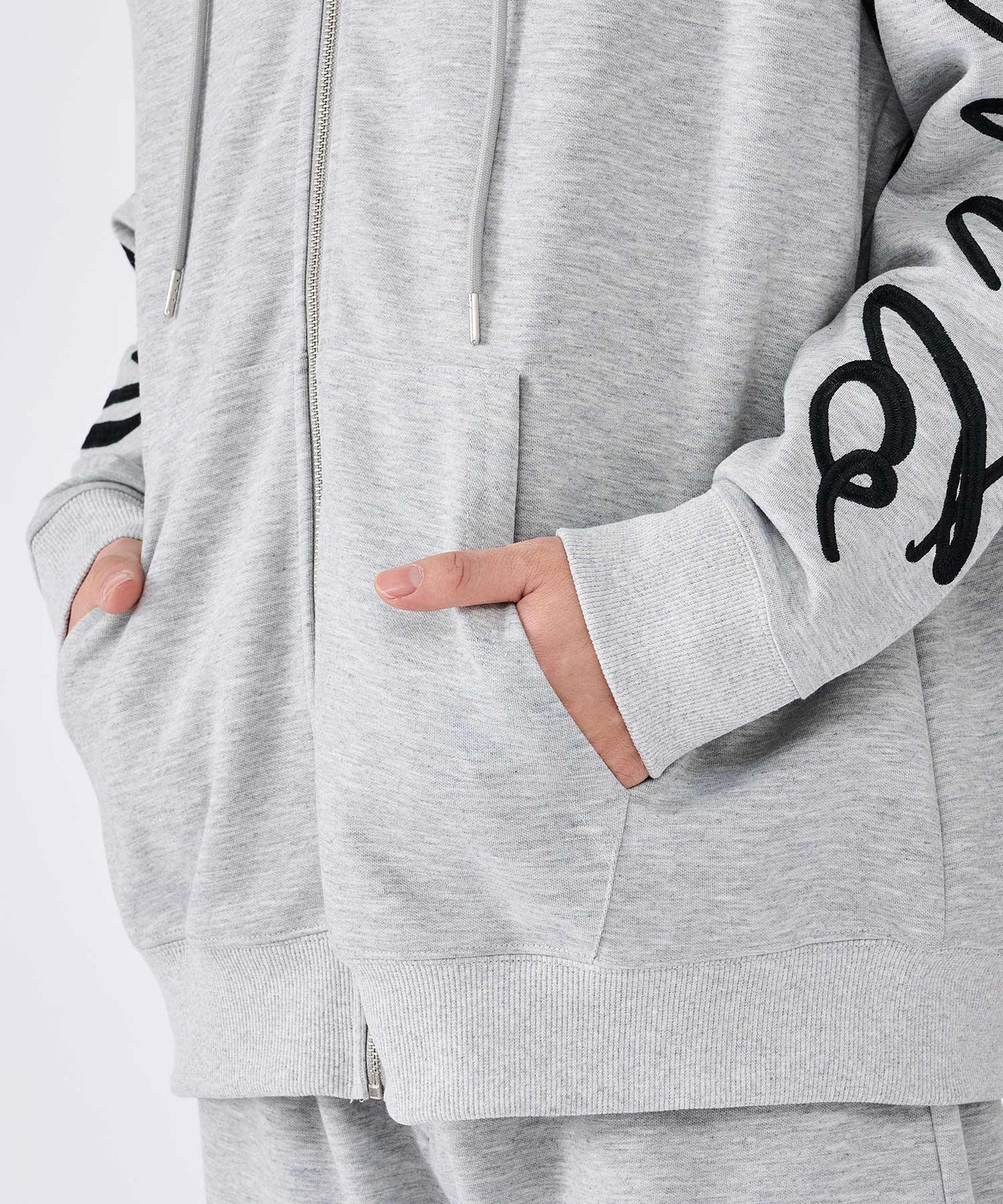 ロゴ総刺繍ZIPパーカー