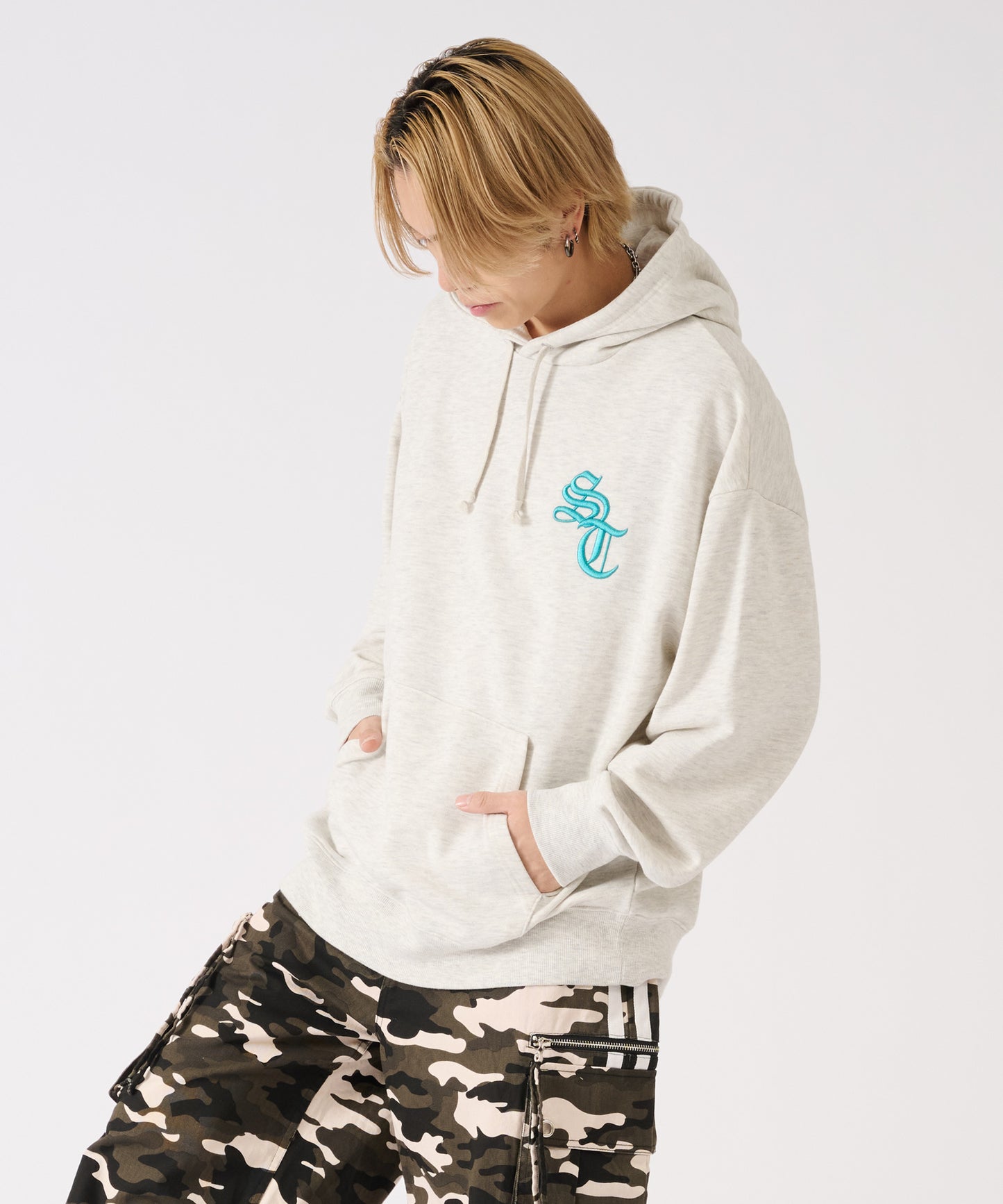 フリンジアップリケパーカー