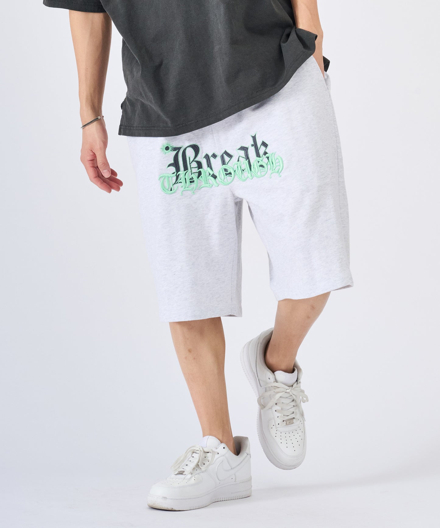 ロゴ刺繍ショートパンツ