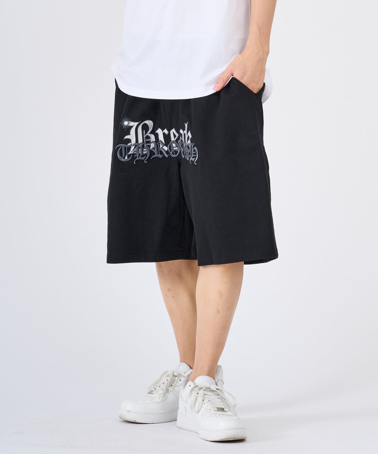 ロゴ刺繍ショートパンツ