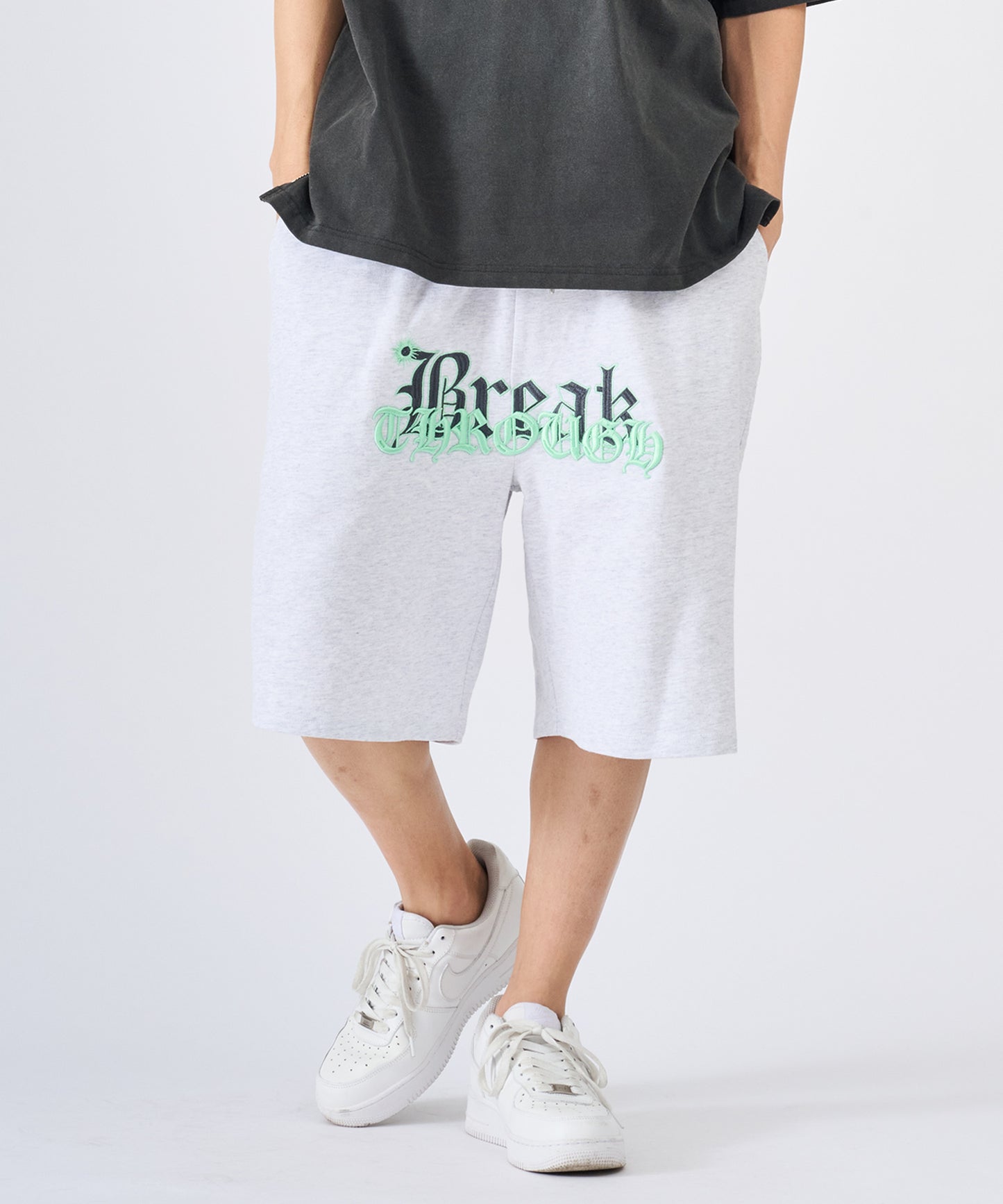 ロゴ刺繍ショートパンツ