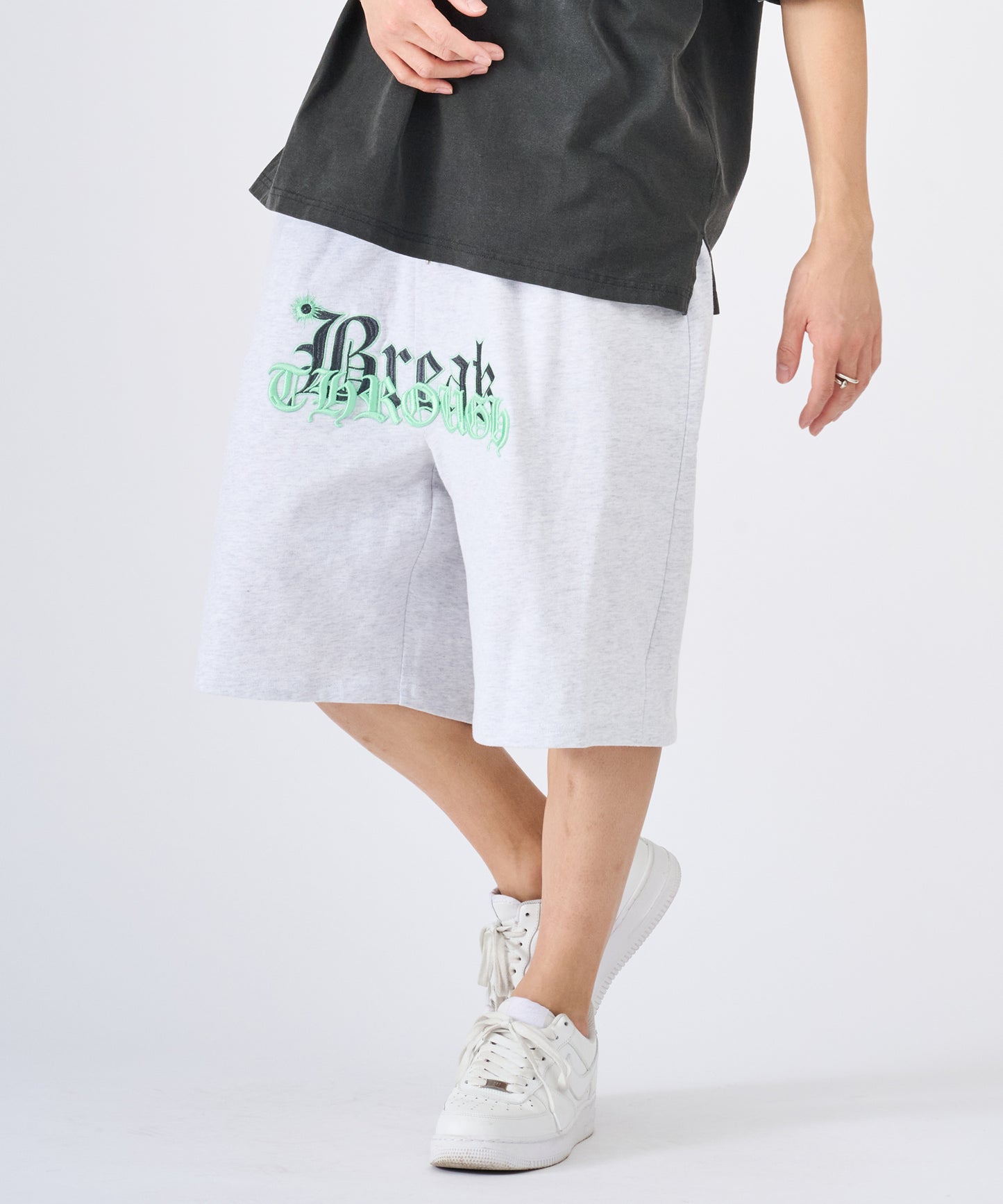 ロゴ刺繍ショートパンツ