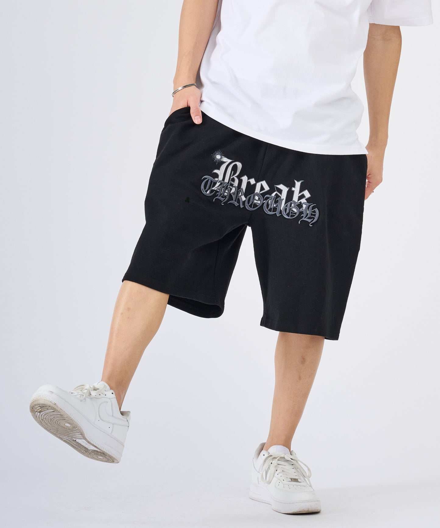 ロゴ刺繍ショートパンツ