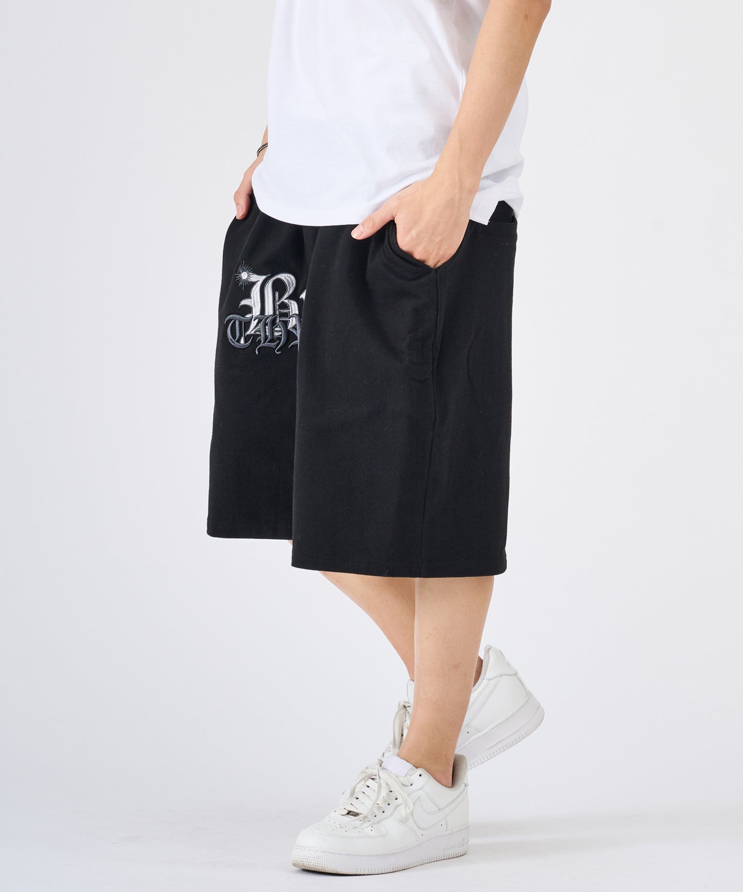 ロゴ刺繍ショートパンツ