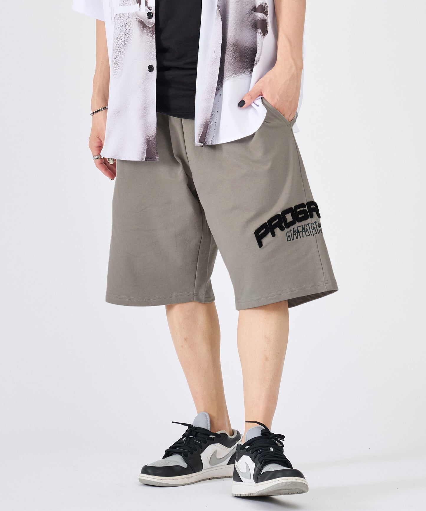 クラウンサガラ刺繍ショートパンツ