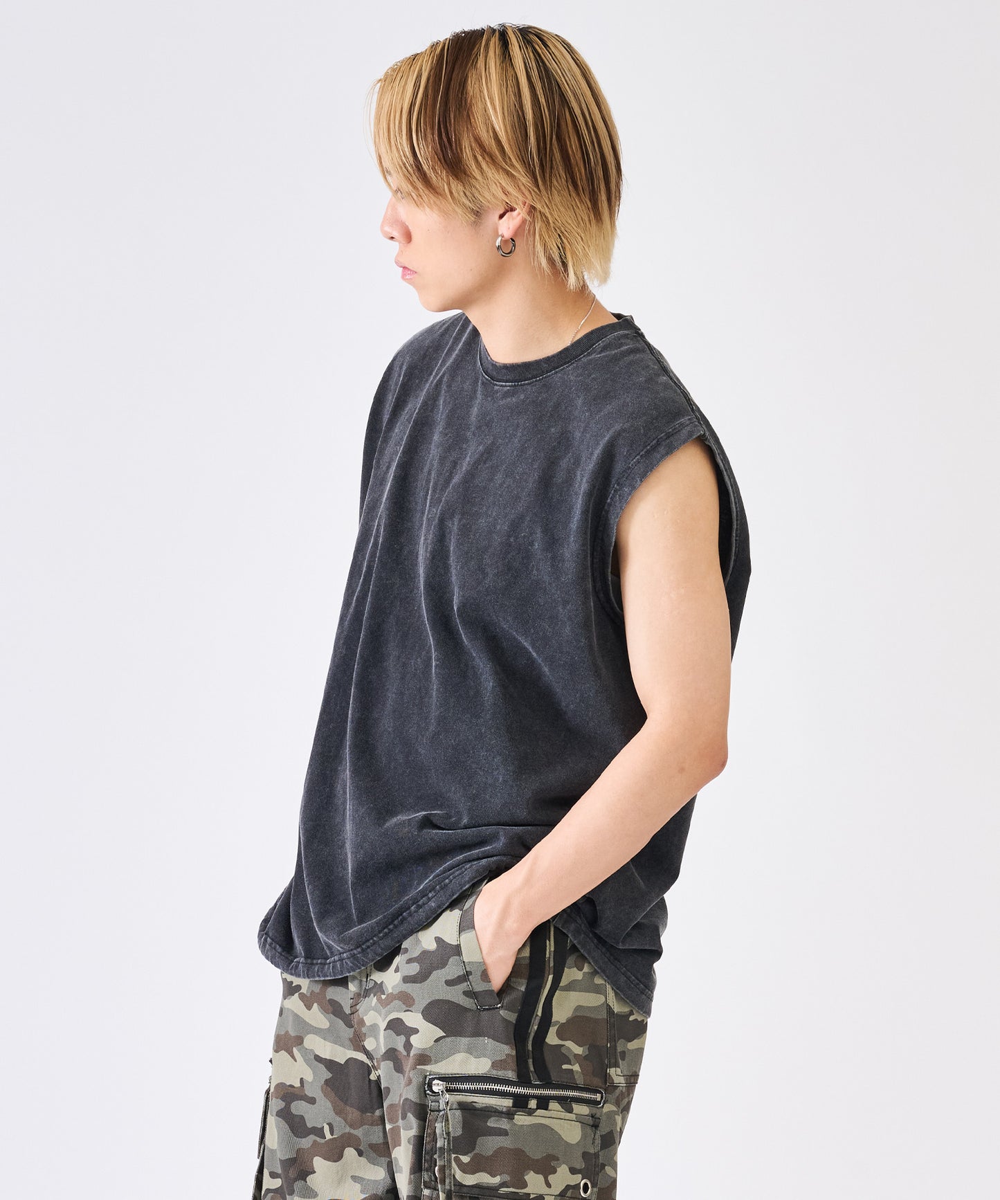 カットオフアップリケノースリーブ