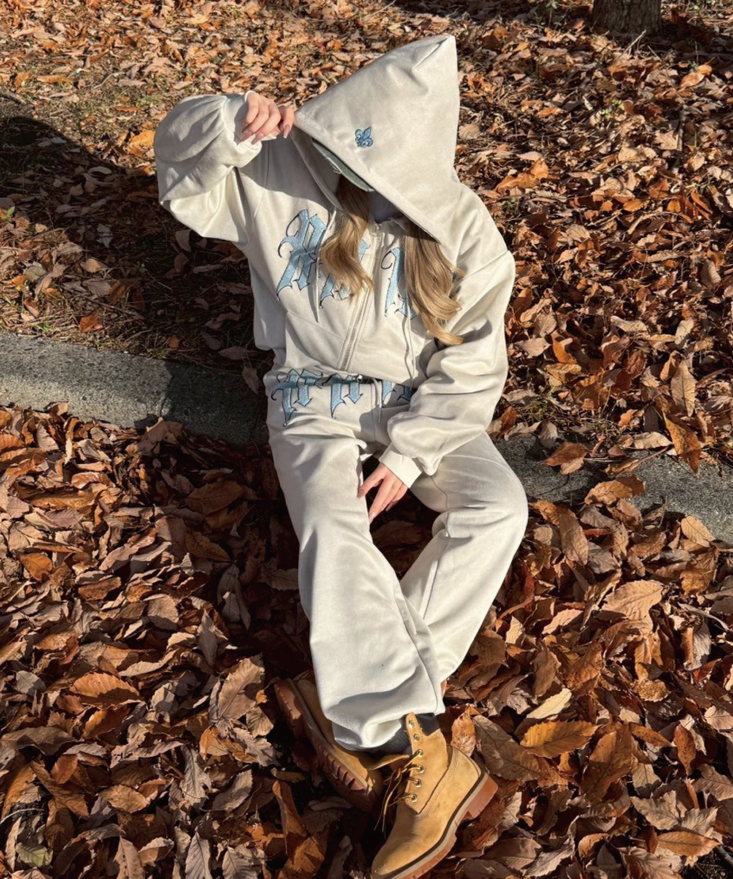 カットスエード　サガラ刺繍セットアップ