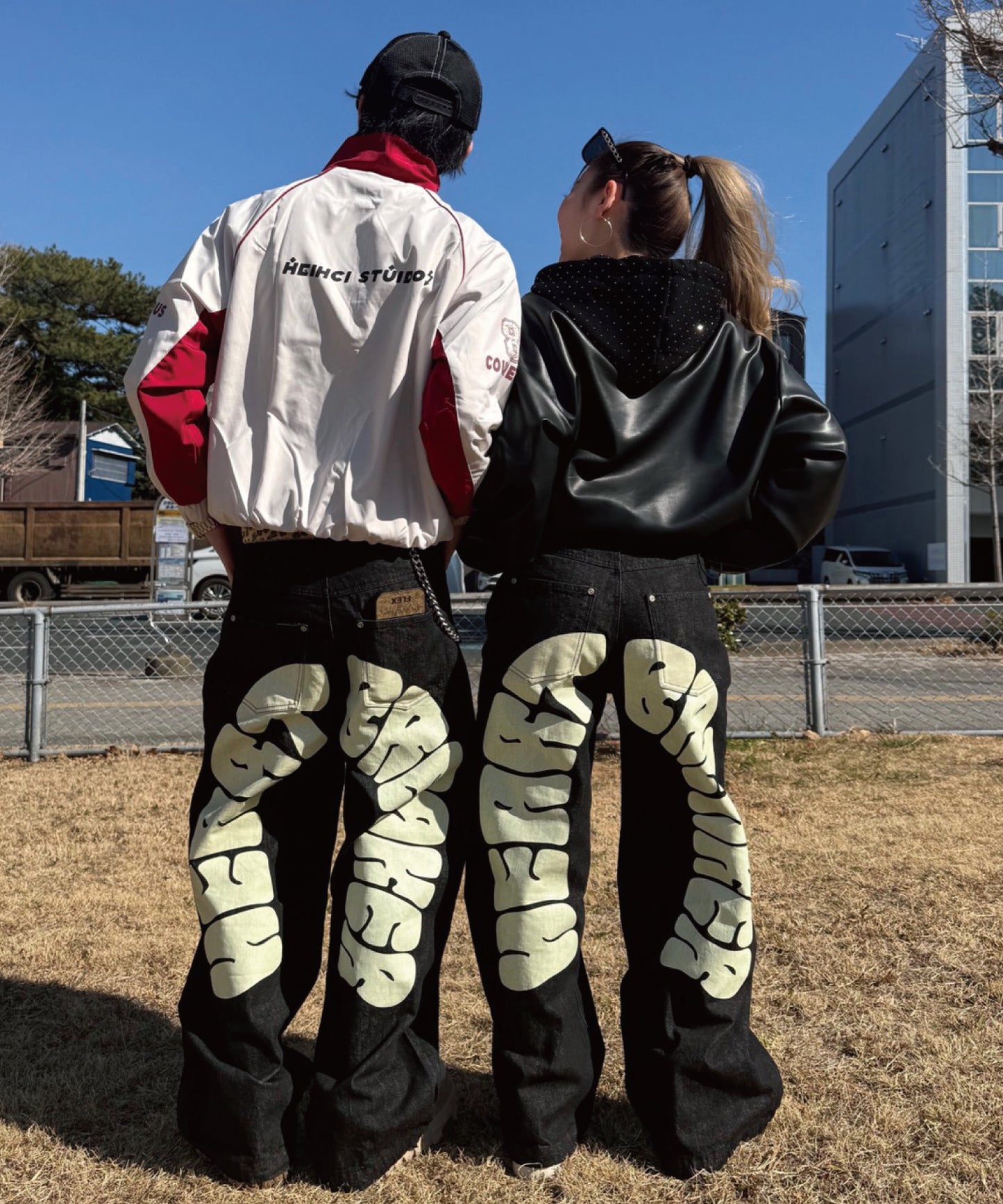 バックアーチロゴデニムパンツ