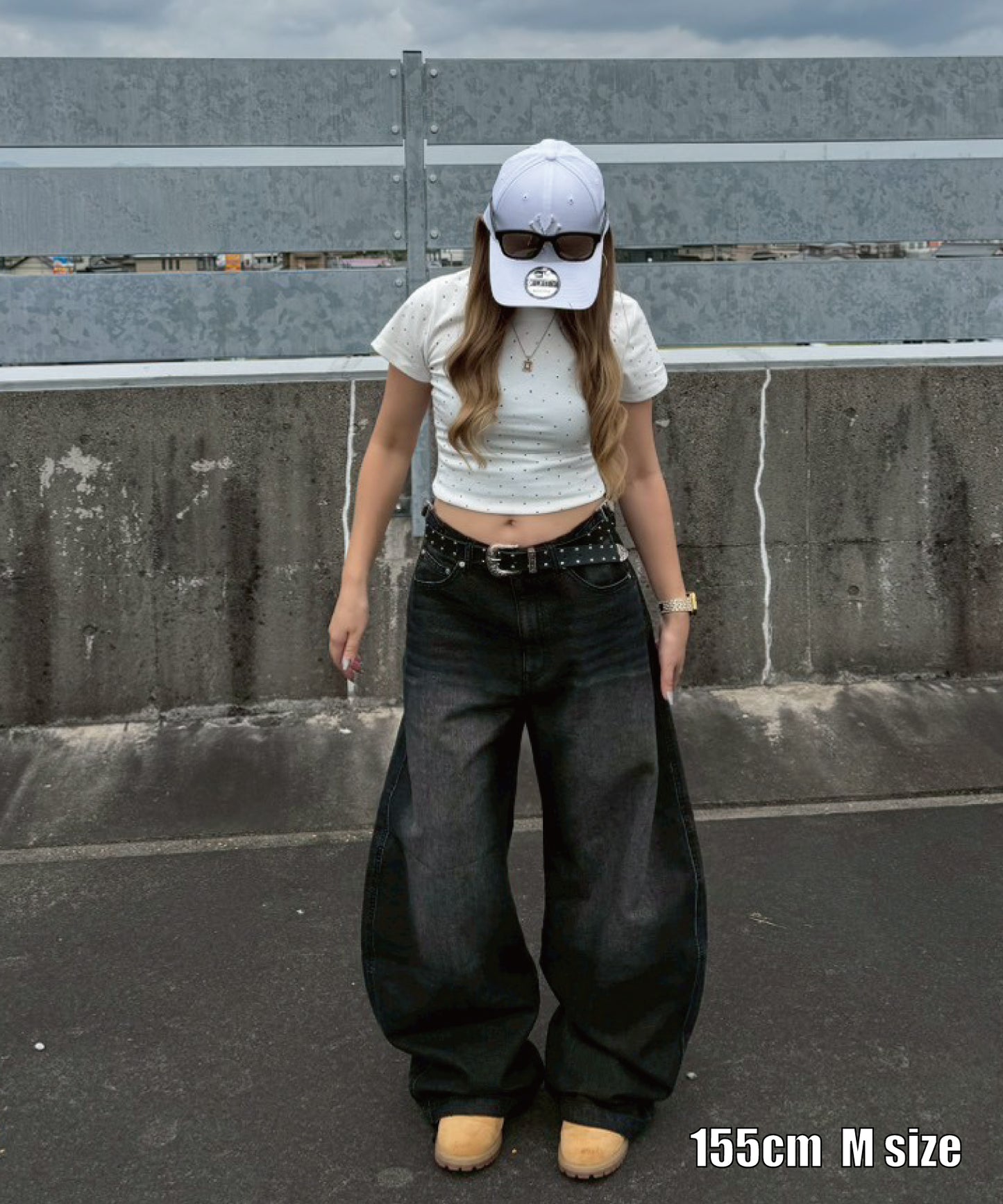エンボスアーチロゴデニムバレルバギーパンツ