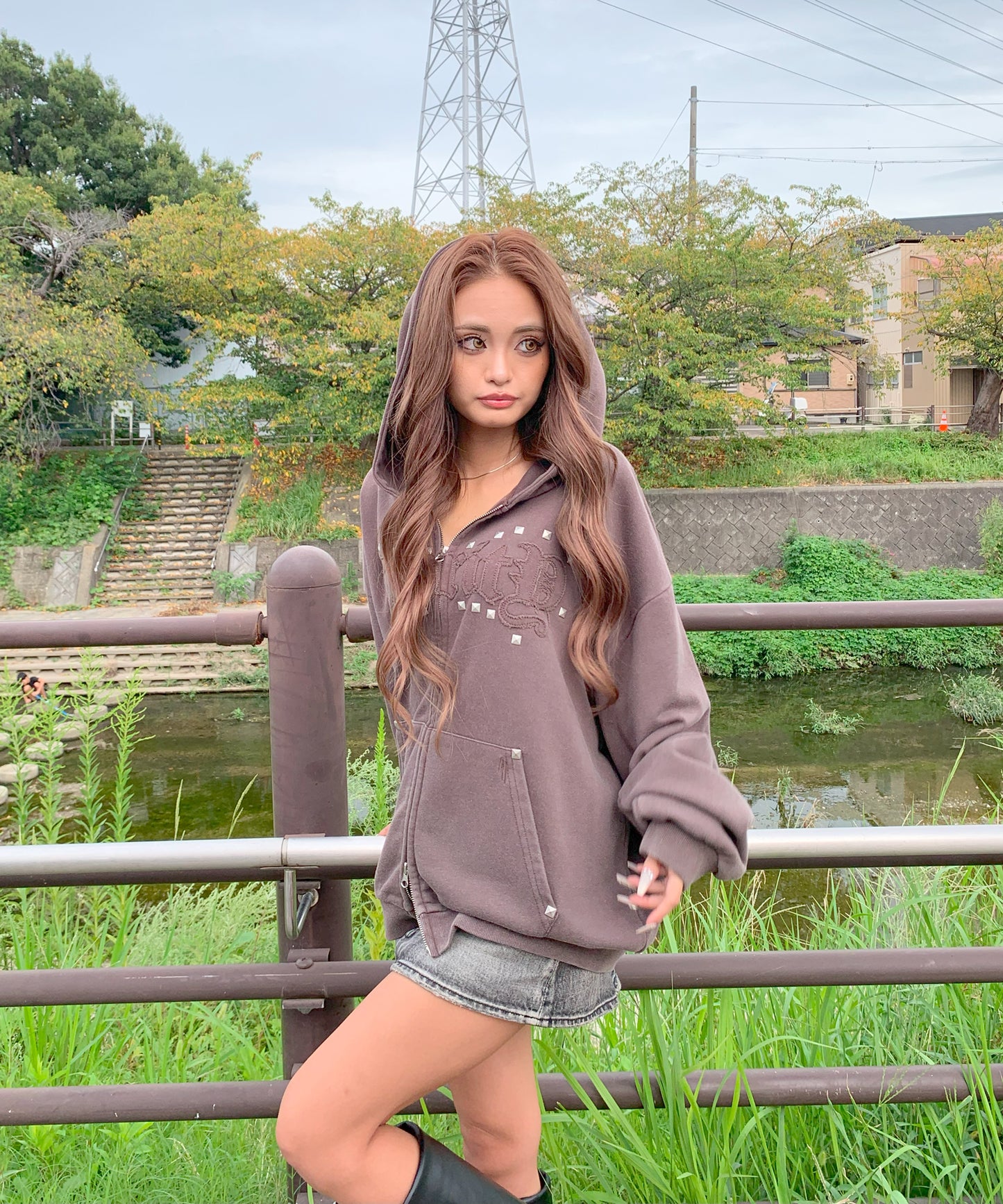 スタッズHOTFIXアップリケZIPパーカー