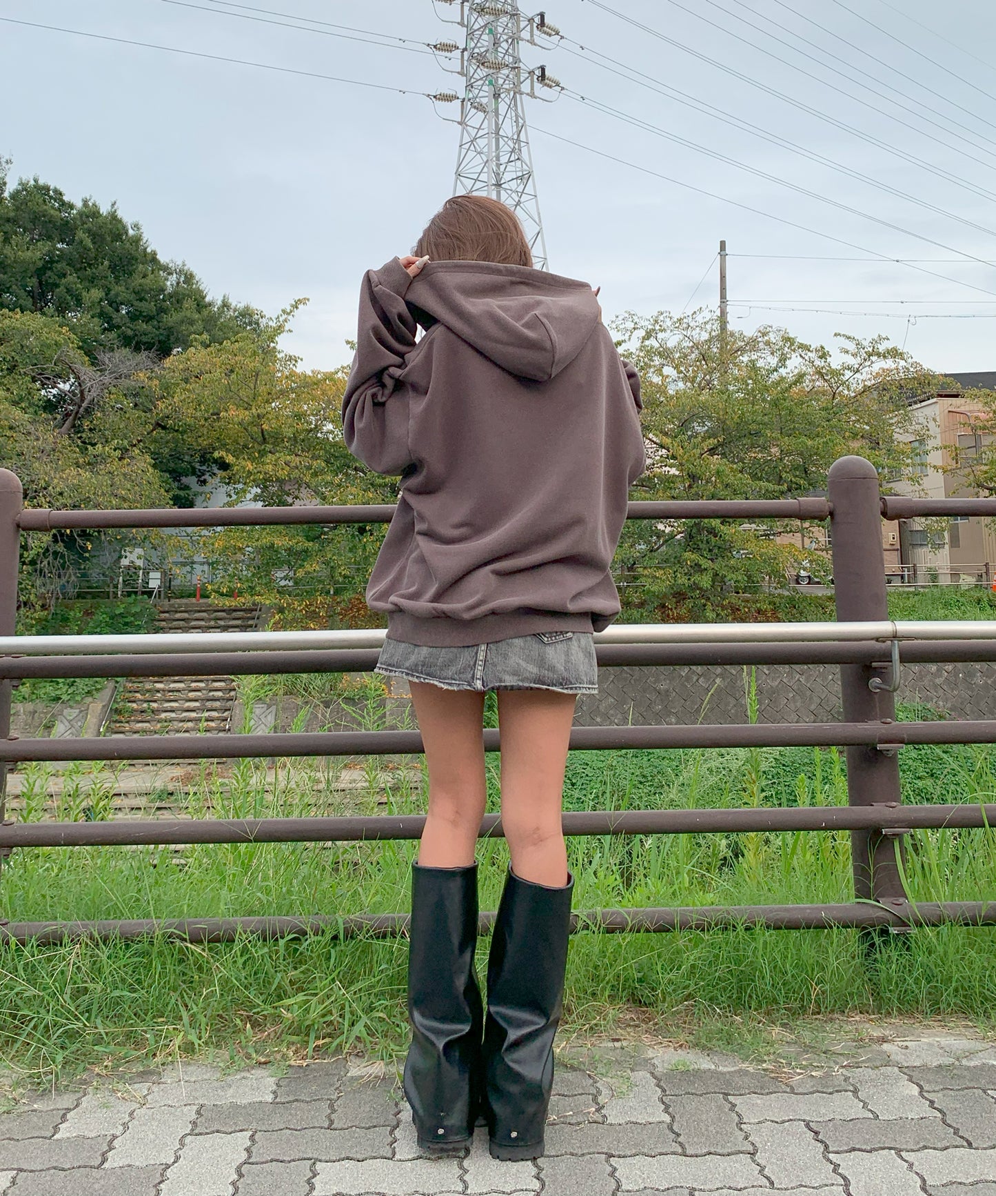 スタッズHOTFIXアップリケZIPパーカー