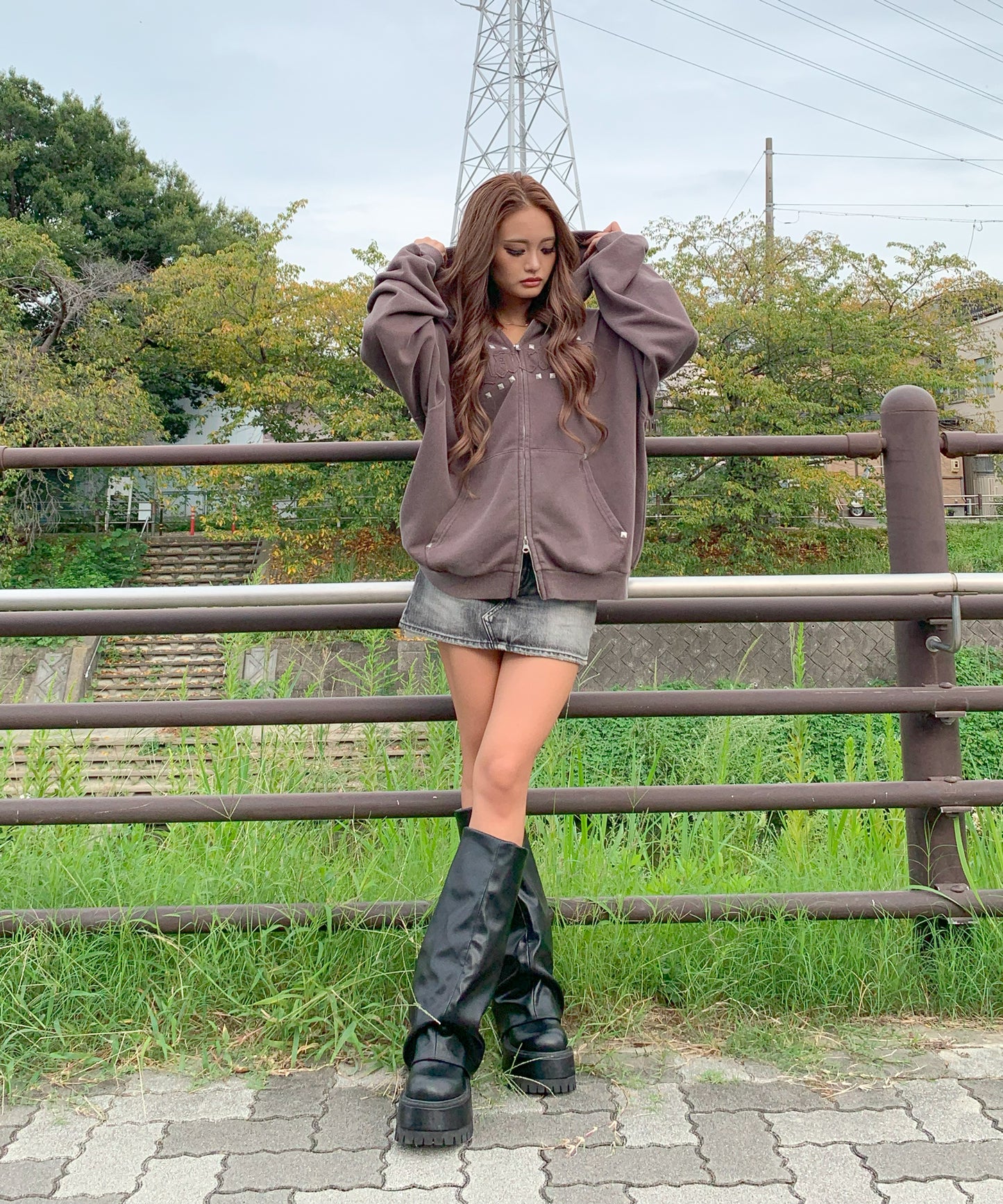 スタッズHOTFIXアップリケZIPパーカー