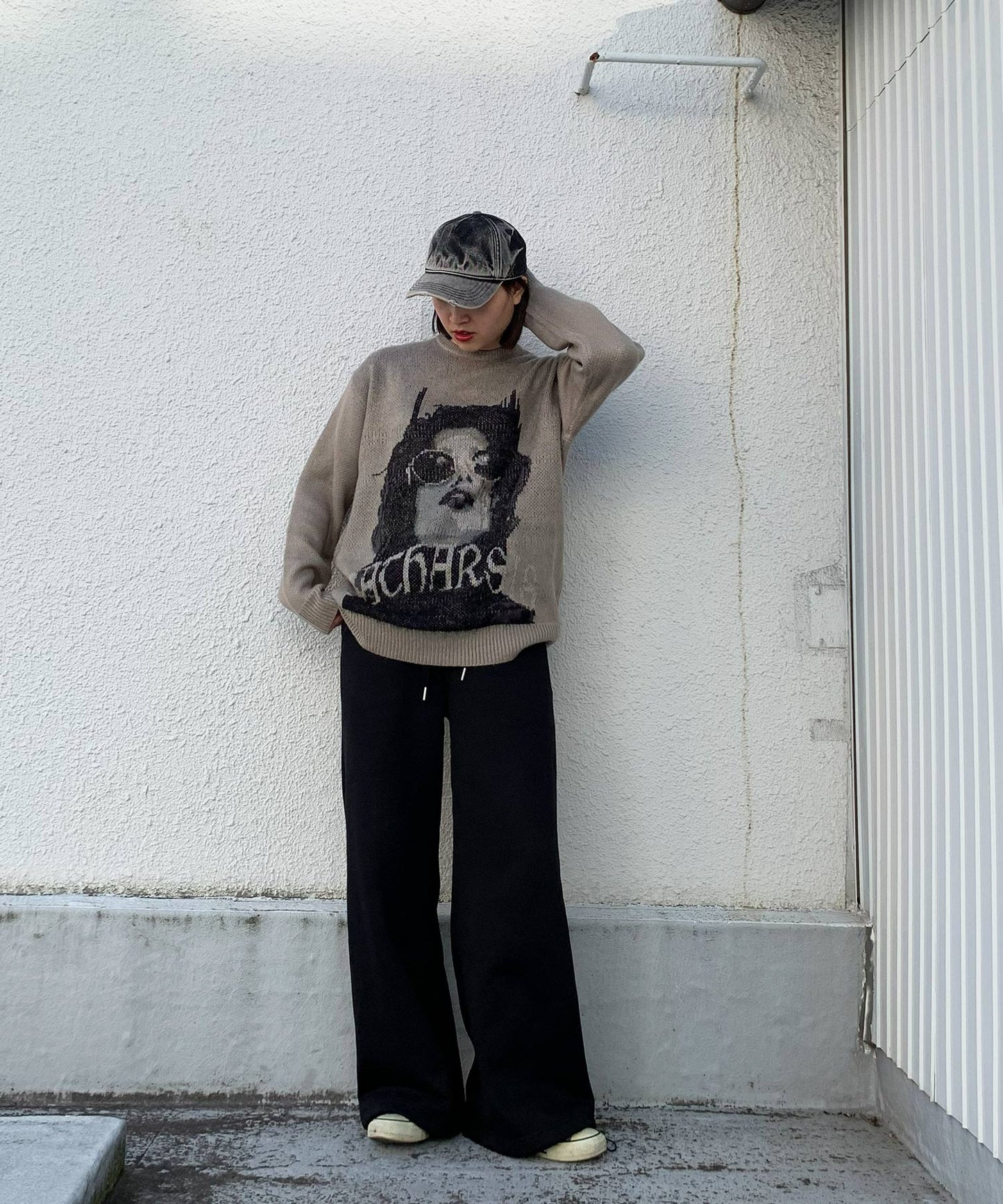 フェイスデザインクルーネックニット