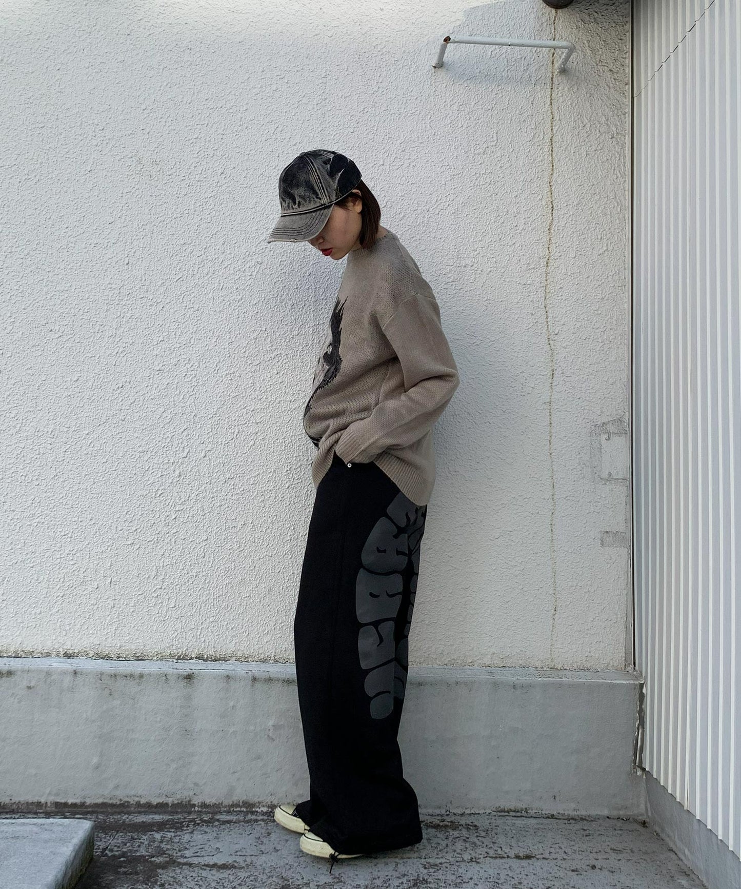 フェイスデザインクルーネックニット