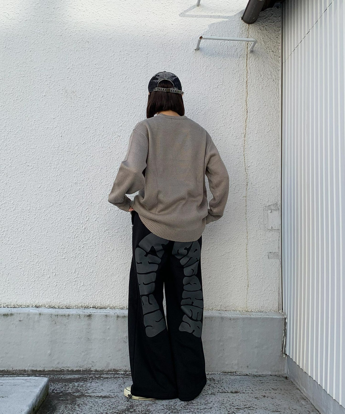 フェイスデザインクルーネックニット