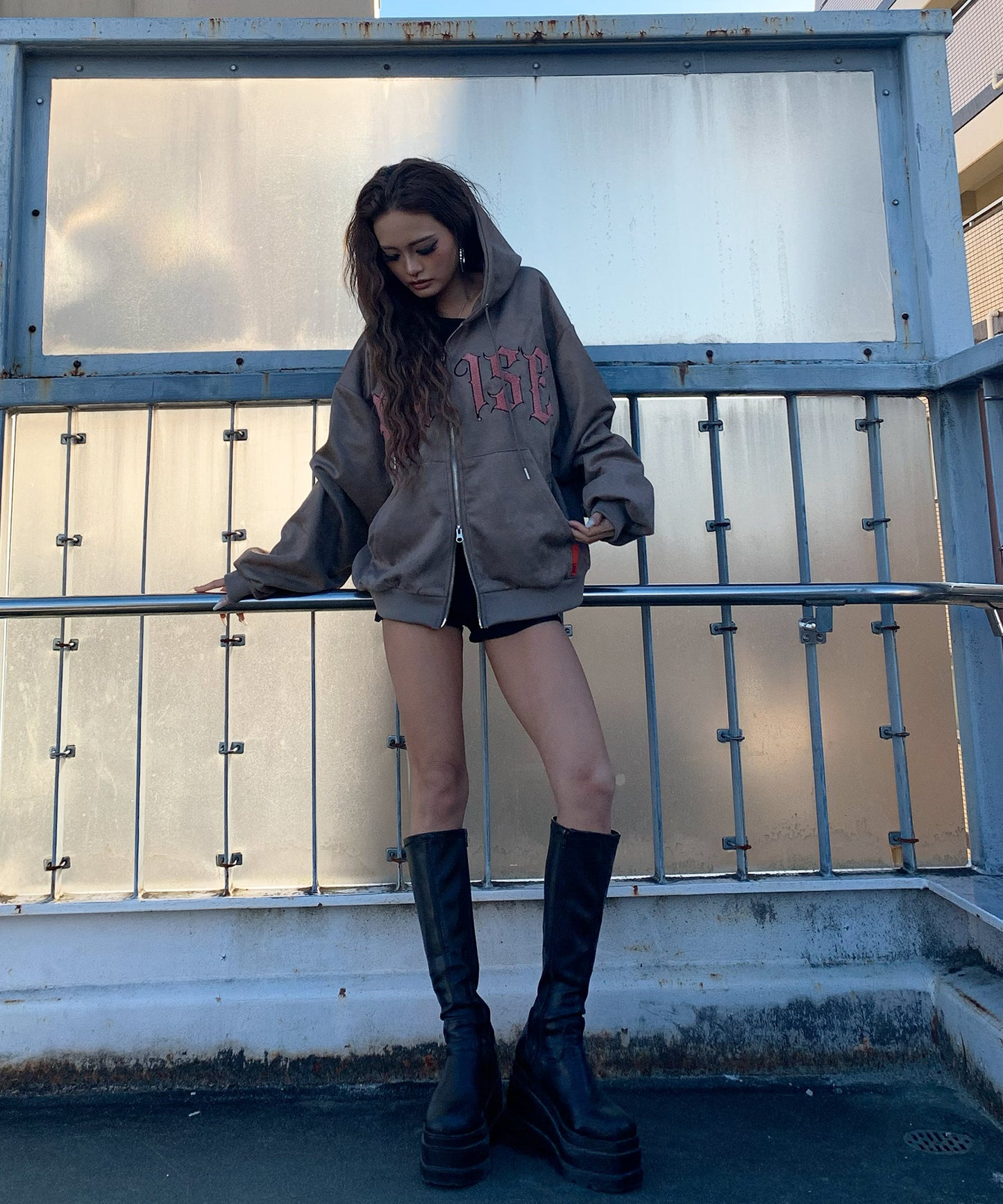 カットスエード　サガラ刺繍ZIPパーカー