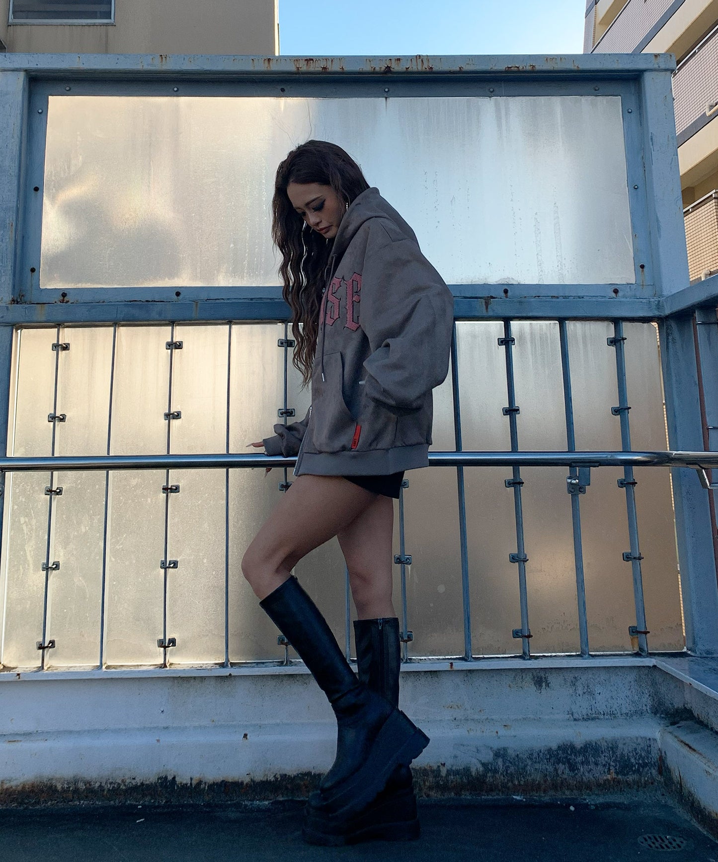 カットスエード　サガラ刺繍ZIPパーカー