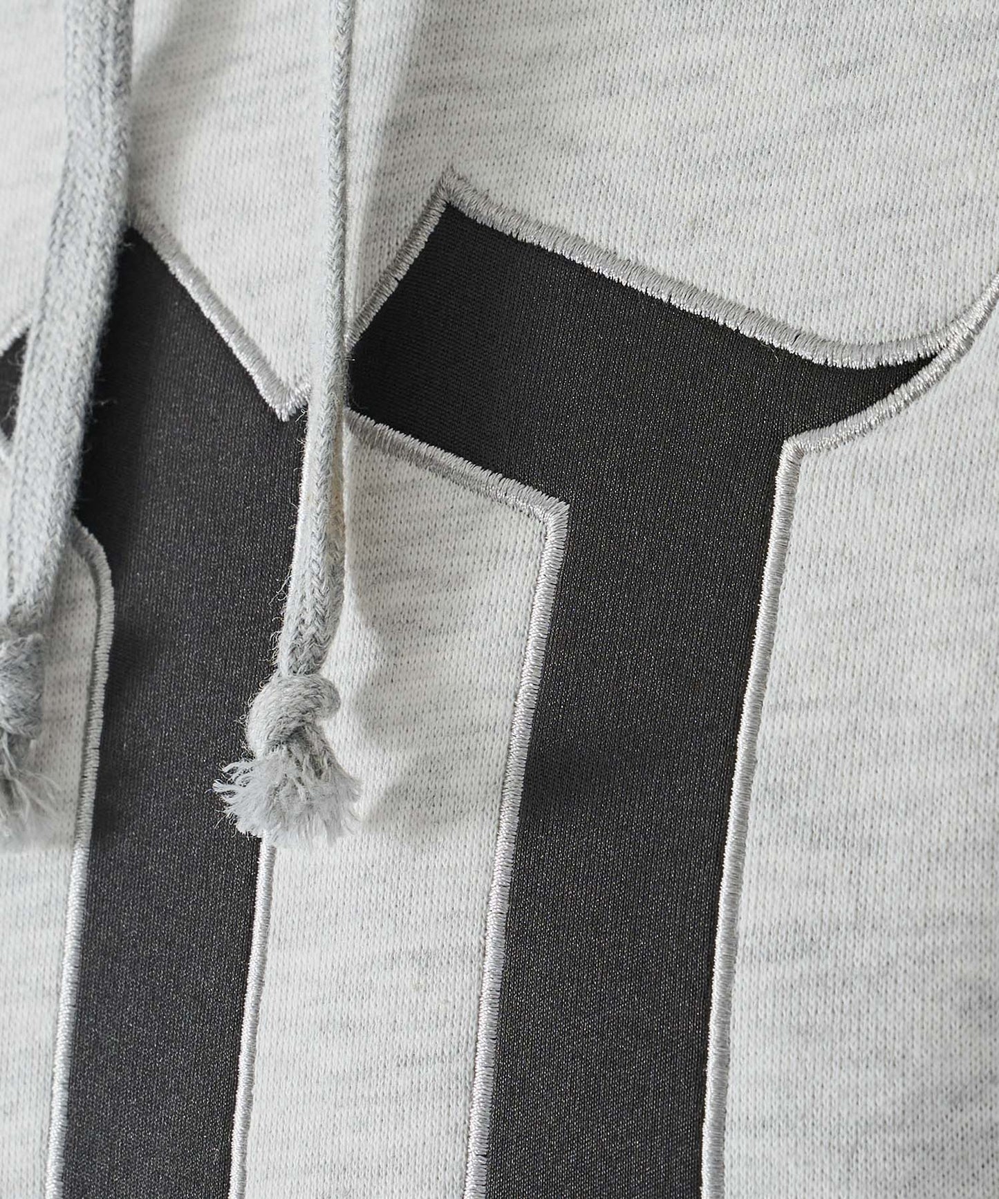 ビッグロゴ刺繍プルオーバーパーカー