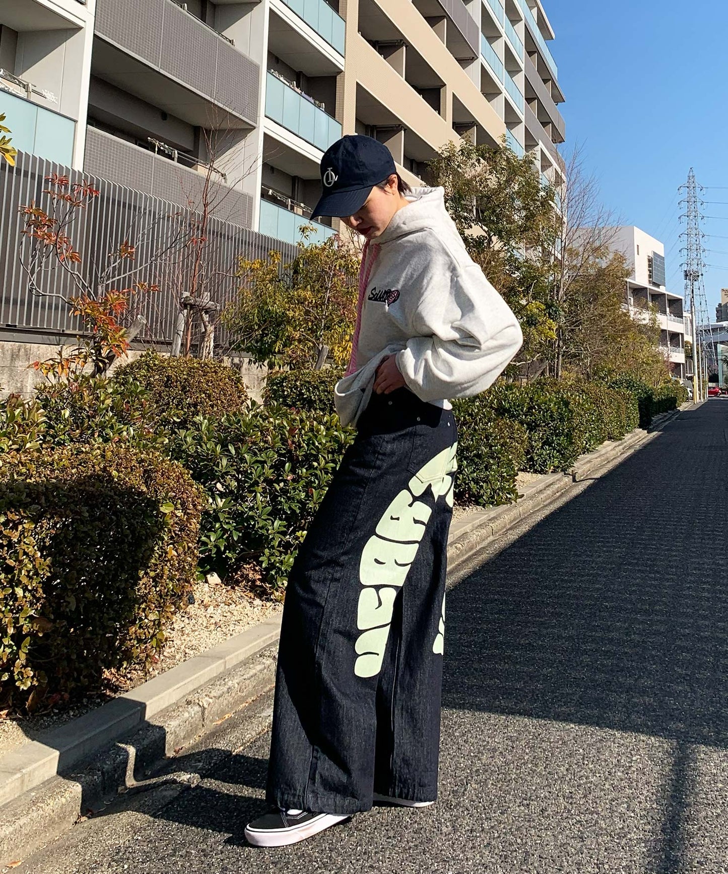 バックアーチロゴデニムパンツ