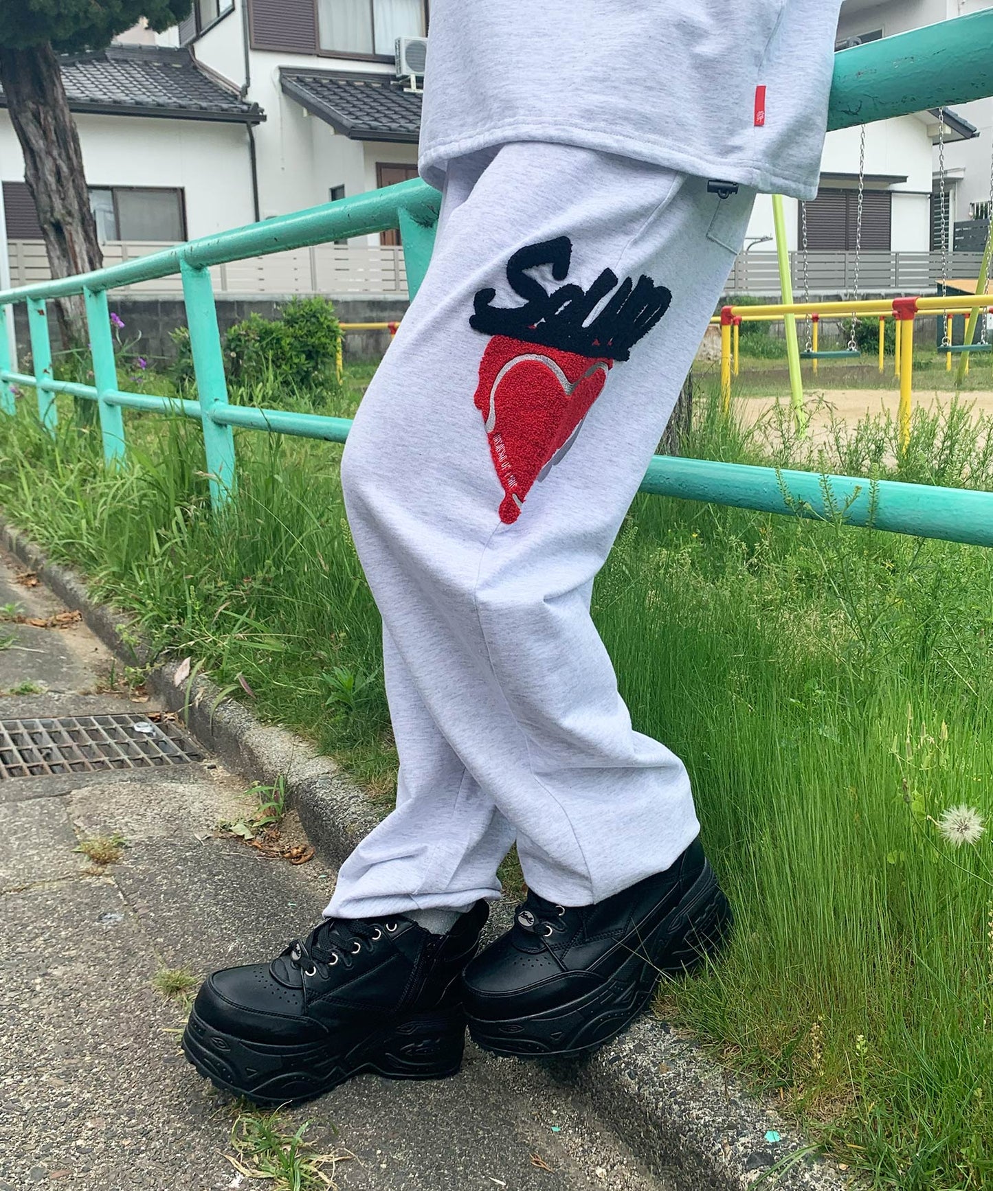 ハートサガラ刺繍スウェットパンツ