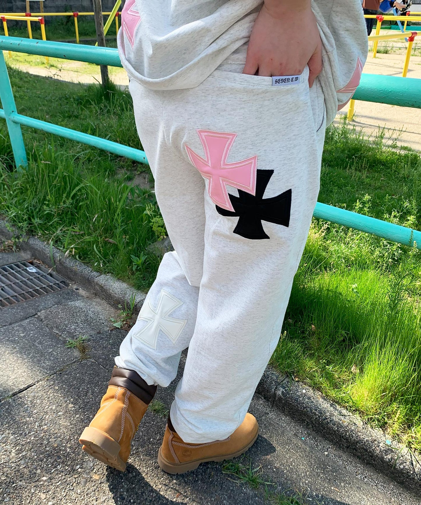 アイアンクロスPUアップリケスウェットパンツ