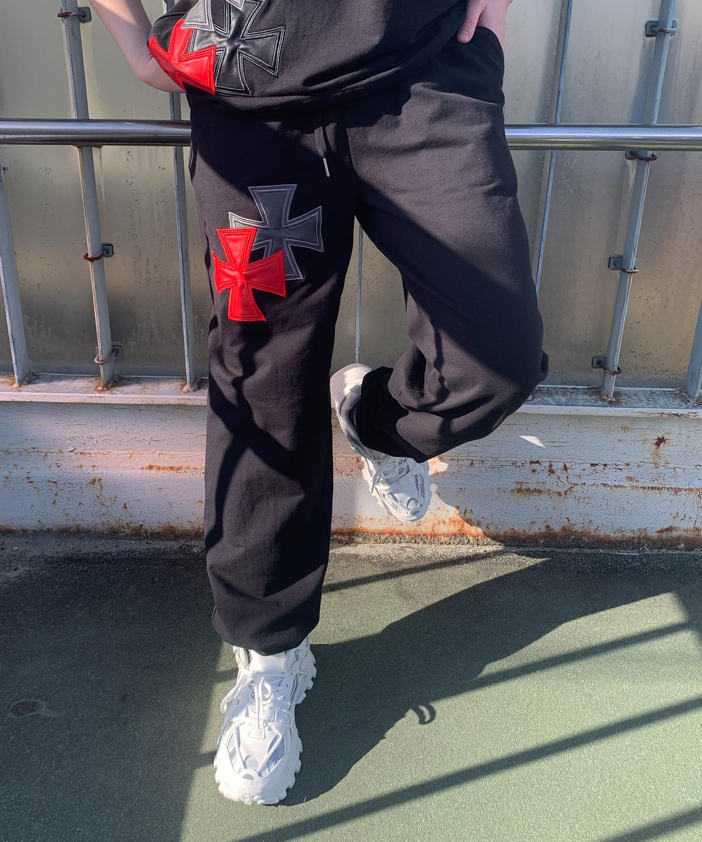 アイアンクロスPUアップリケスウェットパンツ