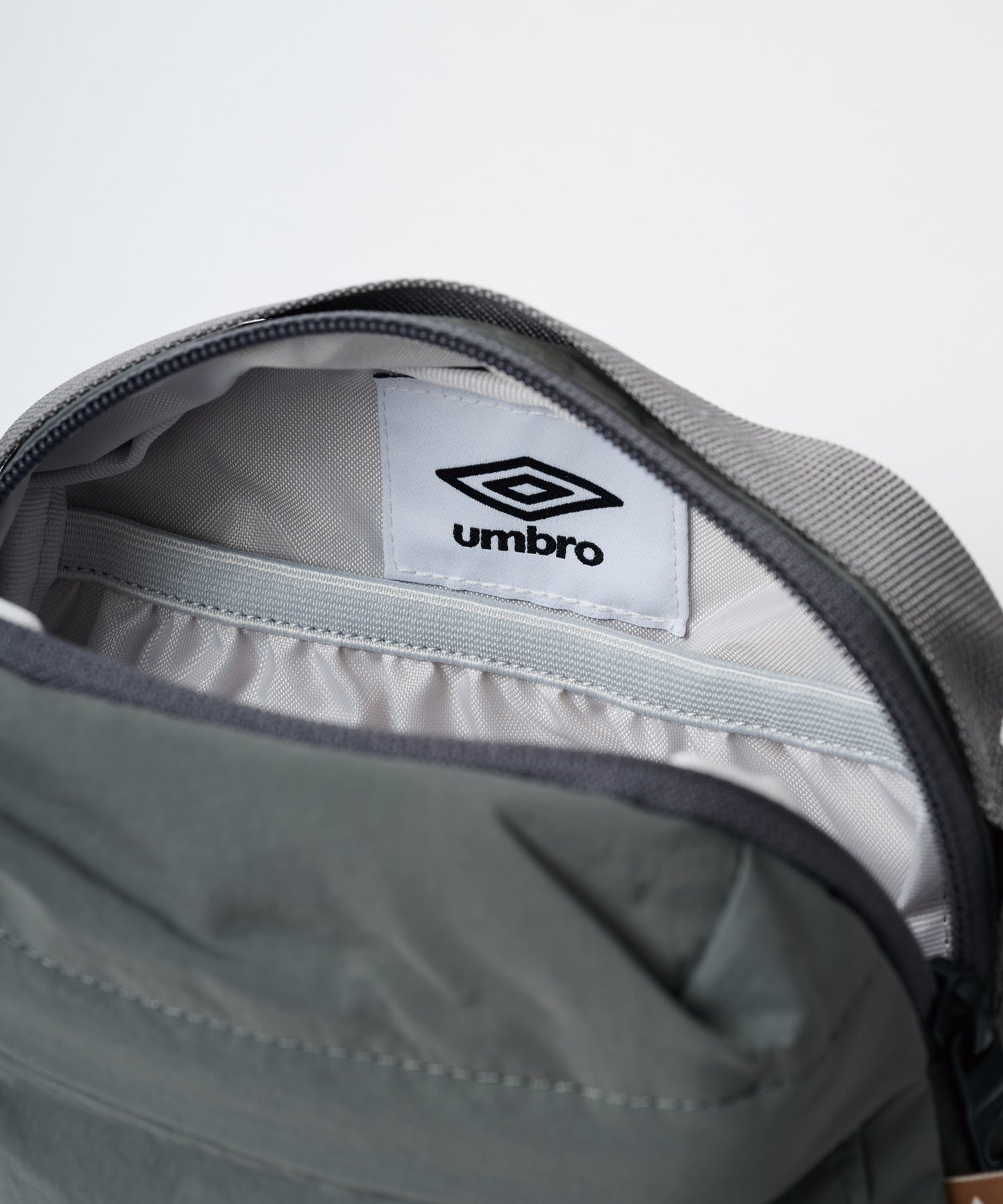 【日本未発売商品】UMBRO Korea 餃子ミニクロスボディーバッグ