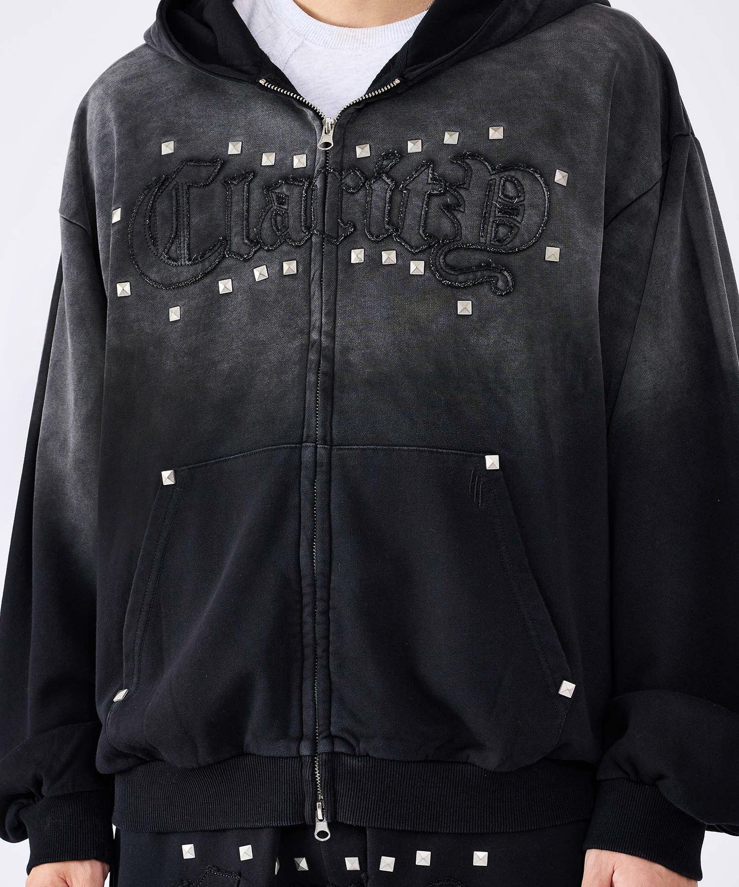 スタッズHOTFIXアップリケZIPパーカー