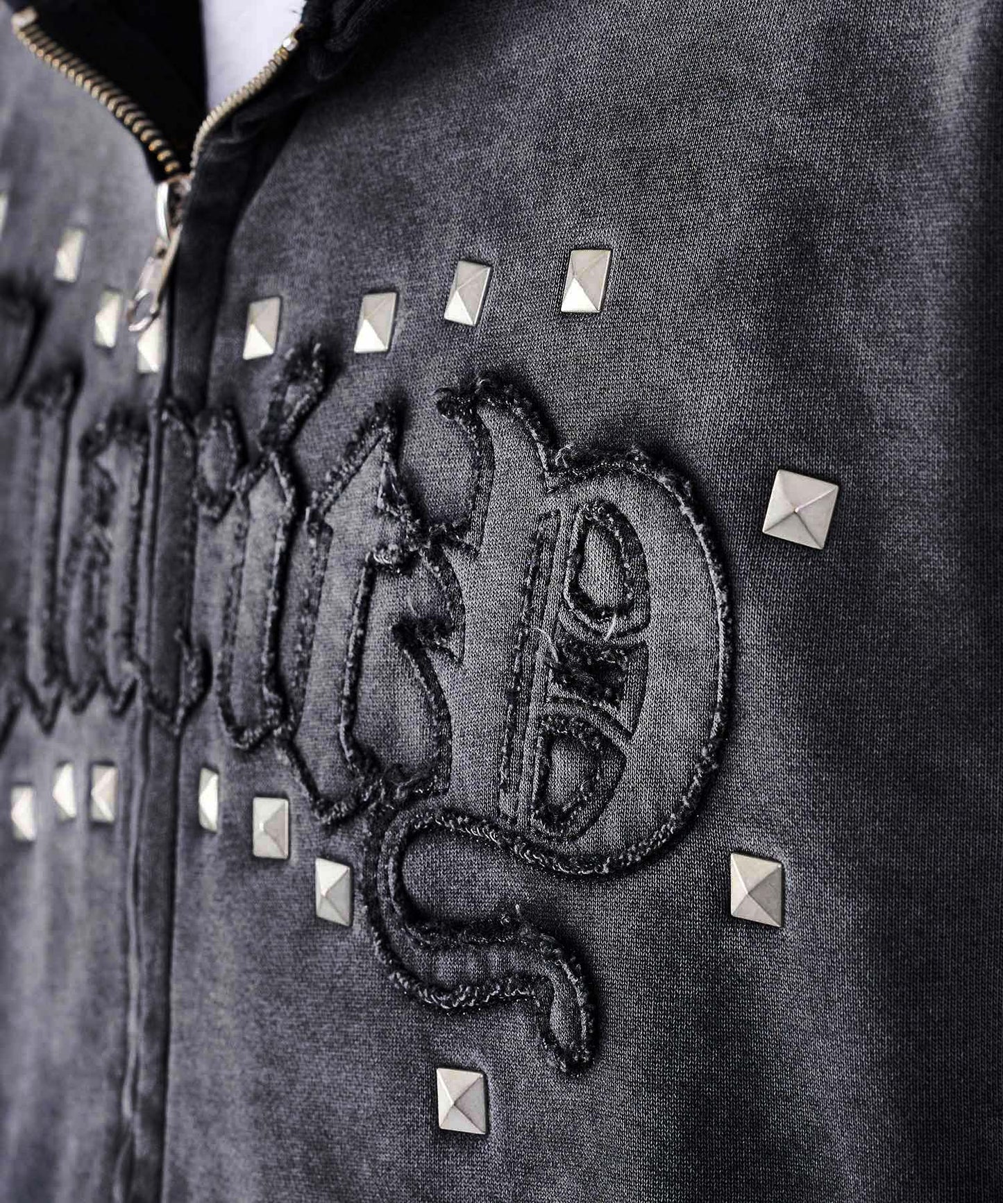 スタッズHOTFIXアップリケZIPパーカー