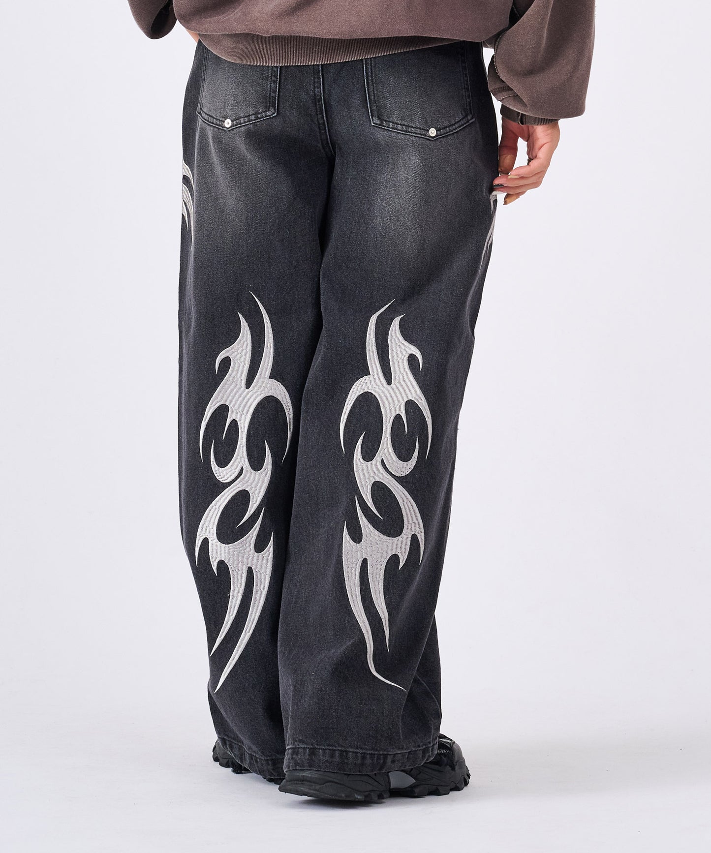 トライバル刺繍デニムバギーパンツ