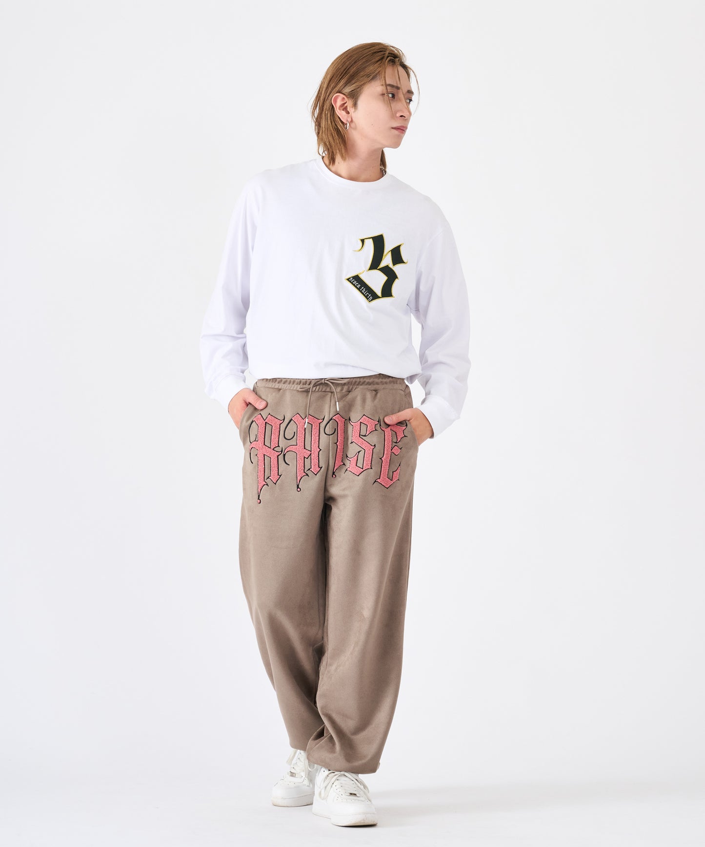 カットスエード　サガラ刺繍パンツ