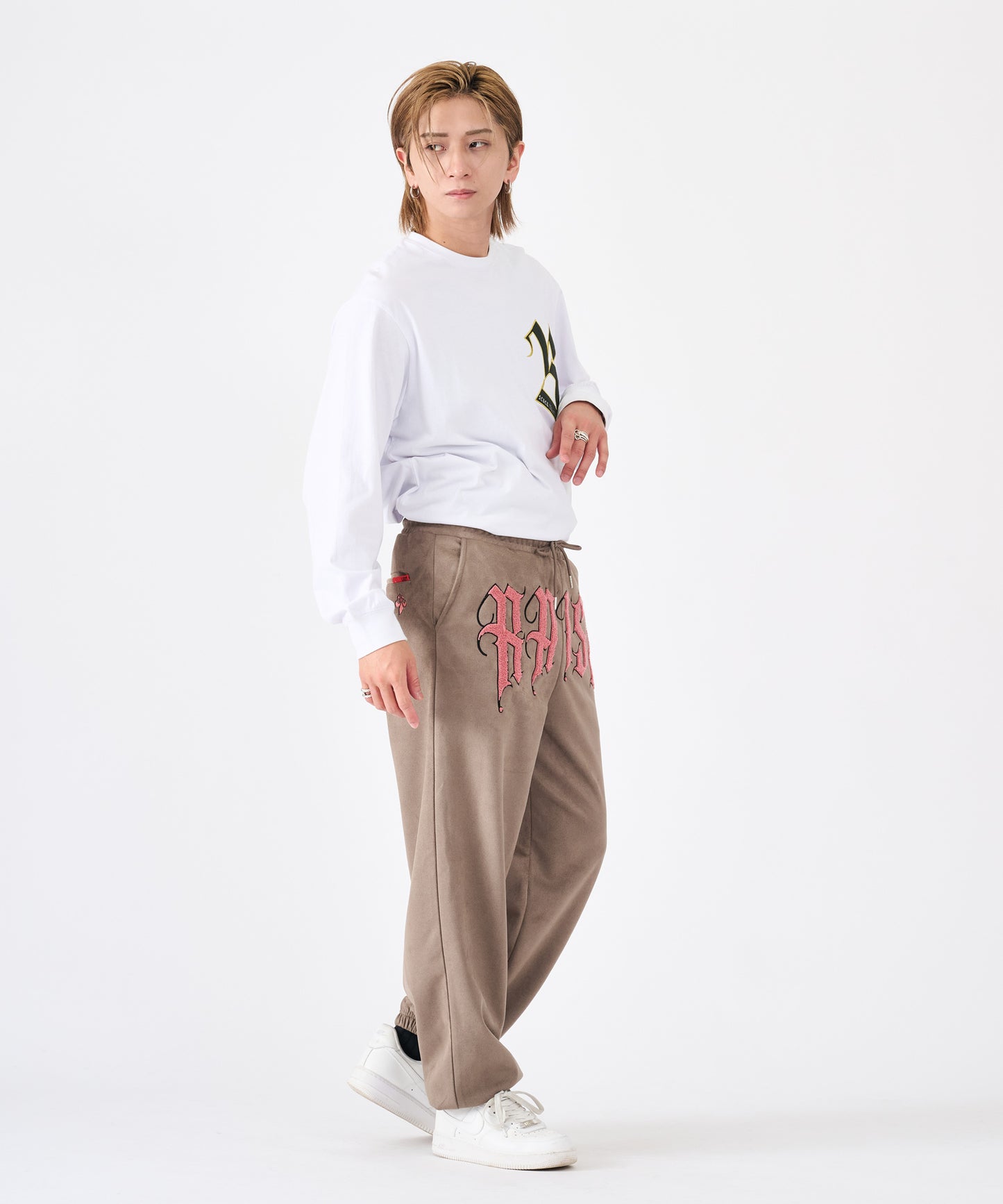 カットスエード　サガラ刺繍パンツ