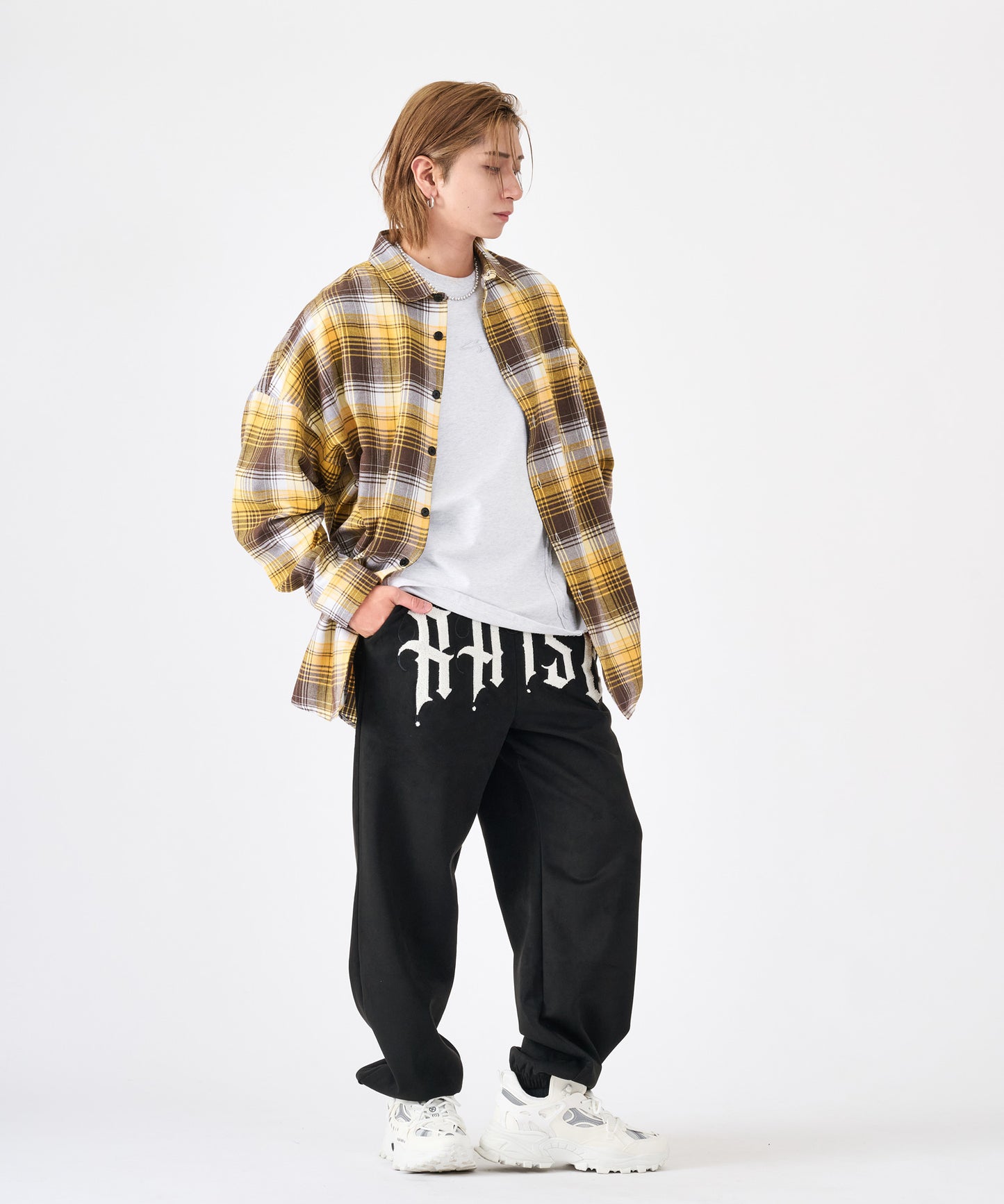 カットスエード　サガラ刺繍パンツ